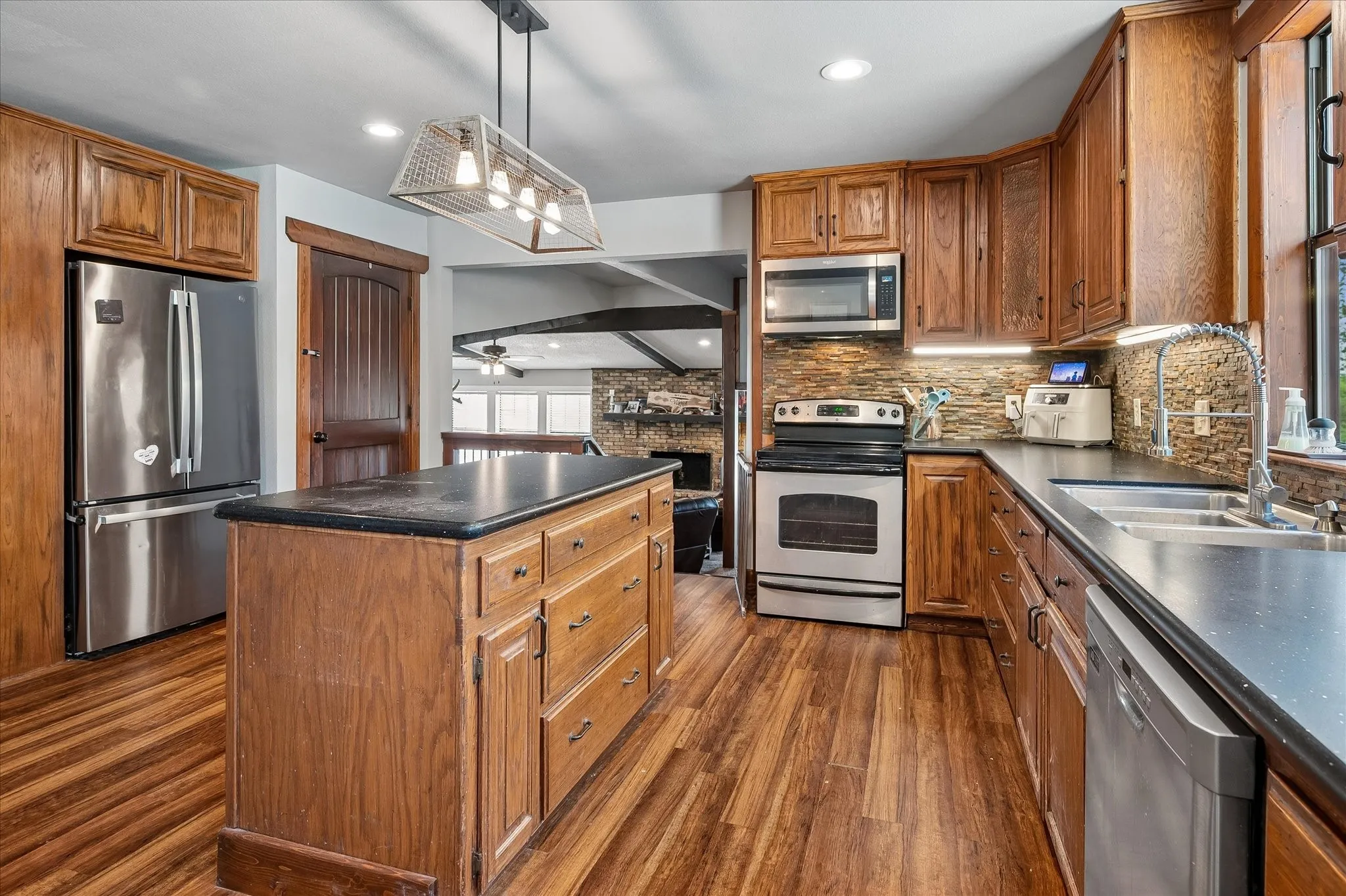 Single Family Residence For Sale in Grayson County , 1501 Andy Thomas Road, Whitewright, Texas 75491, 2 Bedroom, 3 Bathroom, Garage spaces, 1,940 Sqft, built in 1950, mls#21367008, Real Estate Agent in Whitewright, Homes For Sale in Grayson county, Homes For Sale in Whitewright, Realtor in Whitewright Texas, Real Estate Brokerage Independent Realty Texas, Luminita Cordes Realtor