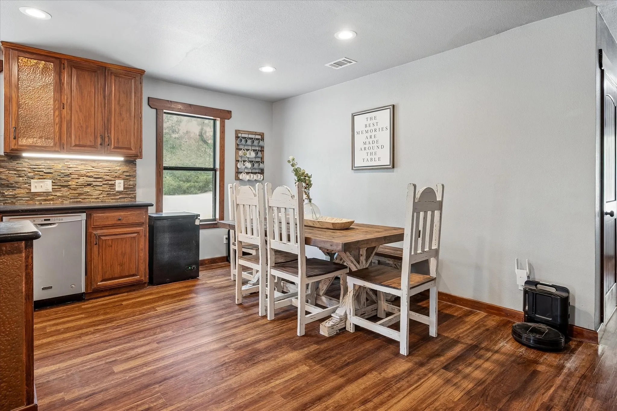 Single Family Residence For Sale in Grayson County , 1501 Andy Thomas Road, Whitewright, Texas 75491, 2 Bedroom, 3 Bathroom, Garage spaces, 1,940 Sqft, built in 1950, mls#21367008, Real Estate Agent in Whitewright, Homes For Sale in Grayson county, Homes For Sale in Whitewright, Realtor in Whitewright Texas, Real Estate Brokerage Independent Realty Texas, Luminita Cordes Realtor