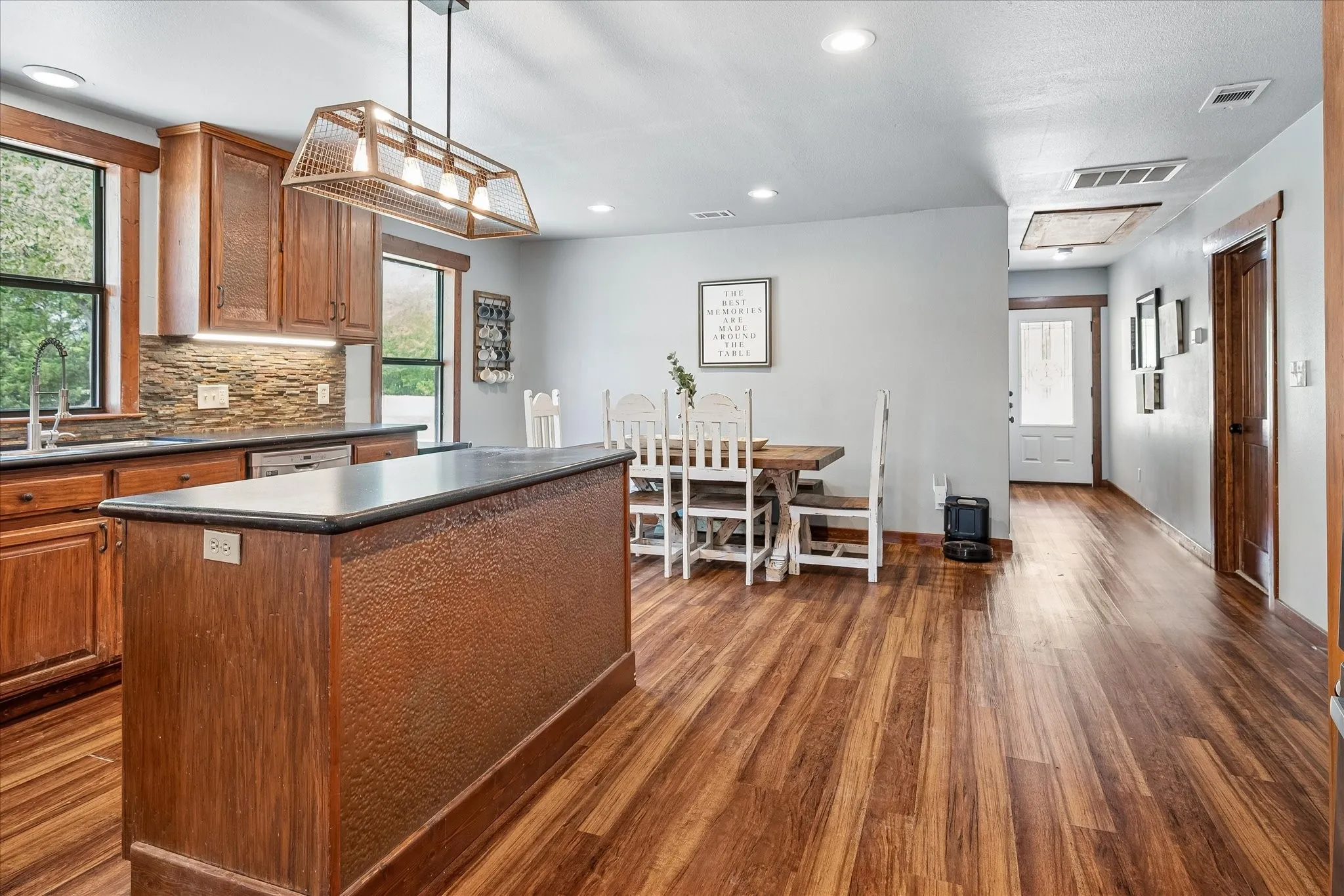 Single Family Residence For Sale in Grayson County , 1501 Andy Thomas Road, Whitewright, Texas 75491, 2 Bedroom, 3 Bathroom, Garage spaces, 1,940 Sqft, built in 1950, mls#21367008, Real Estate Agent in Whitewright, Homes For Sale in Grayson county, Homes For Sale in Whitewright, Realtor in Whitewright Texas, Real Estate Brokerage Independent Realty Texas, Luminita Cordes Realtor