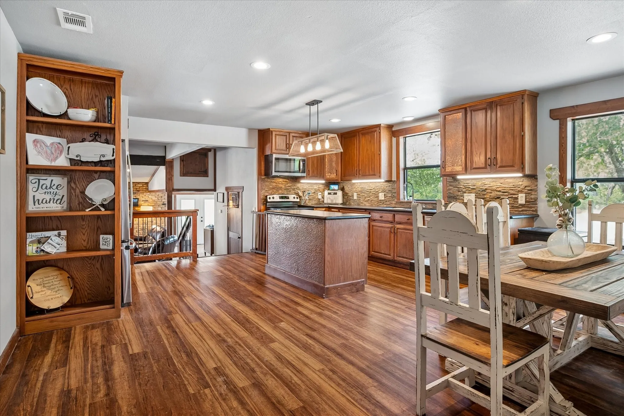 Single Family Residence For Sale in Grayson County , 1501 Andy Thomas Road, Whitewright, Texas 75491, 2 Bedroom, 3 Bathroom, Garage spaces, 1,940 Sqft, built in 1950, mls#21367008, Real Estate Agent in Whitewright, Homes For Sale in Grayson county, Homes For Sale in Whitewright, Realtor in Whitewright Texas, Real Estate Brokerage Independent Realty Texas, Luminita Cordes Realtor