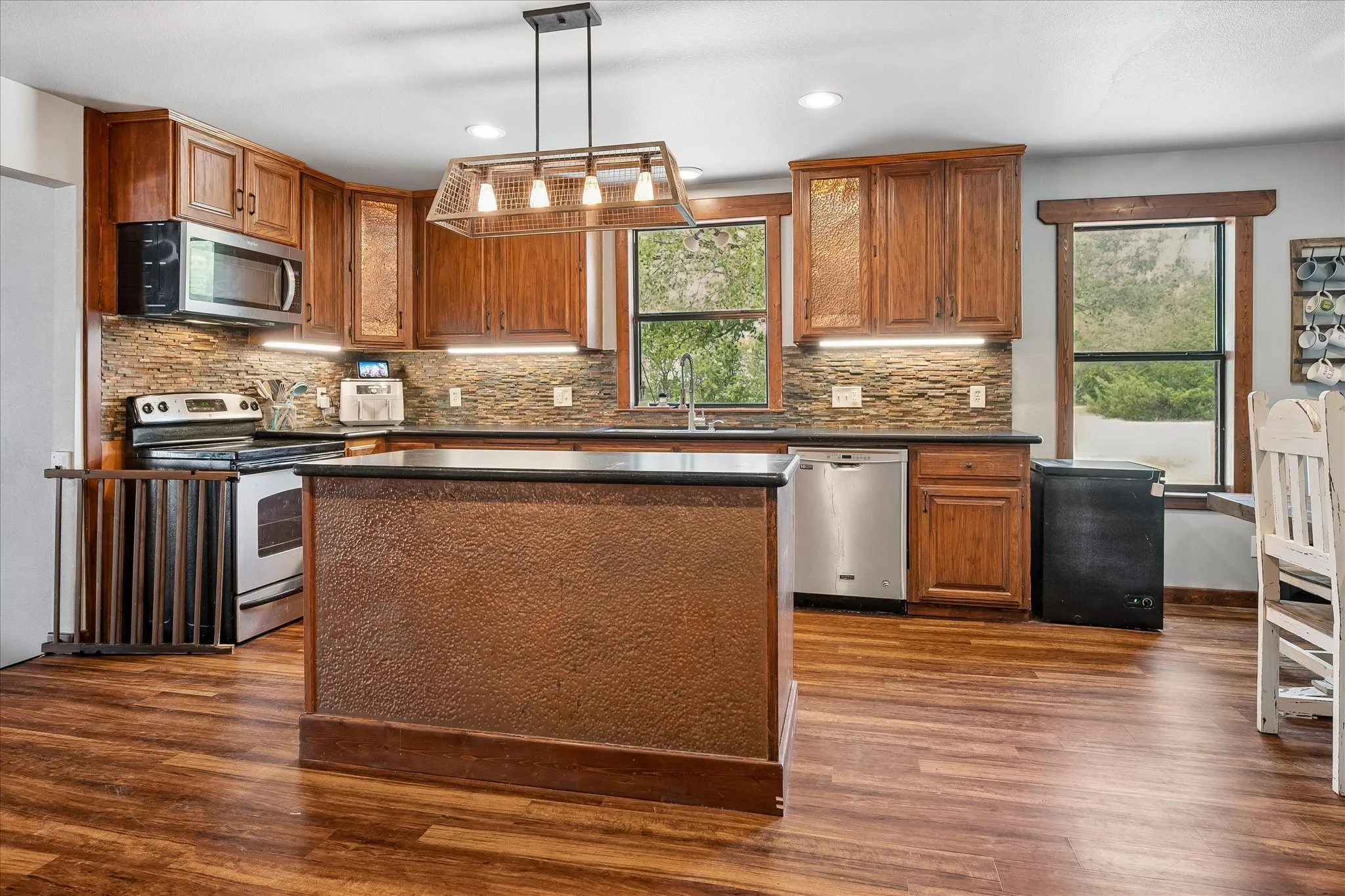Single Family Residence For Sale in Grayson County , 1501 Andy Thomas Road, Whitewright, Texas 75491, 2 Bedroom, 3 Bathroom, Garage spaces, 1,940 Sqft, built in 1950, mls#21367008, Real Estate Agent in Whitewright, Homes For Sale in Grayson county, Homes For Sale in Whitewright, Realtor in Whitewright Texas, Real Estate Brokerage Independent Realty Texas, Luminita Cordes Realtor
