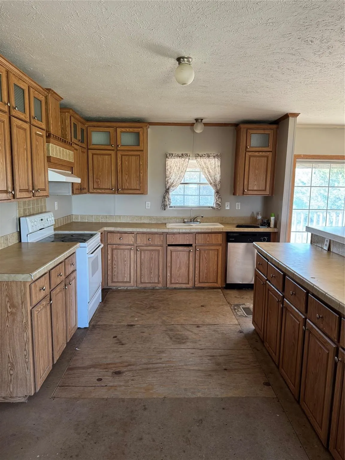 Mobile Home For Sale in Hood County , 910 Star Drive H, Granbury, Texas 76049, 3 Bedroom, 2 Bathroom, Garage spaces, 1,347 Sqft, built in 2005, mls#21367000, Real Estate Agent in Granbury, Homes For Sale in Hood county, Homes For Sale in Granbury, Realtor in Granbury Texas, Real Estate Brokerage Independent Realty Texas, Luminita Cordes Realtor