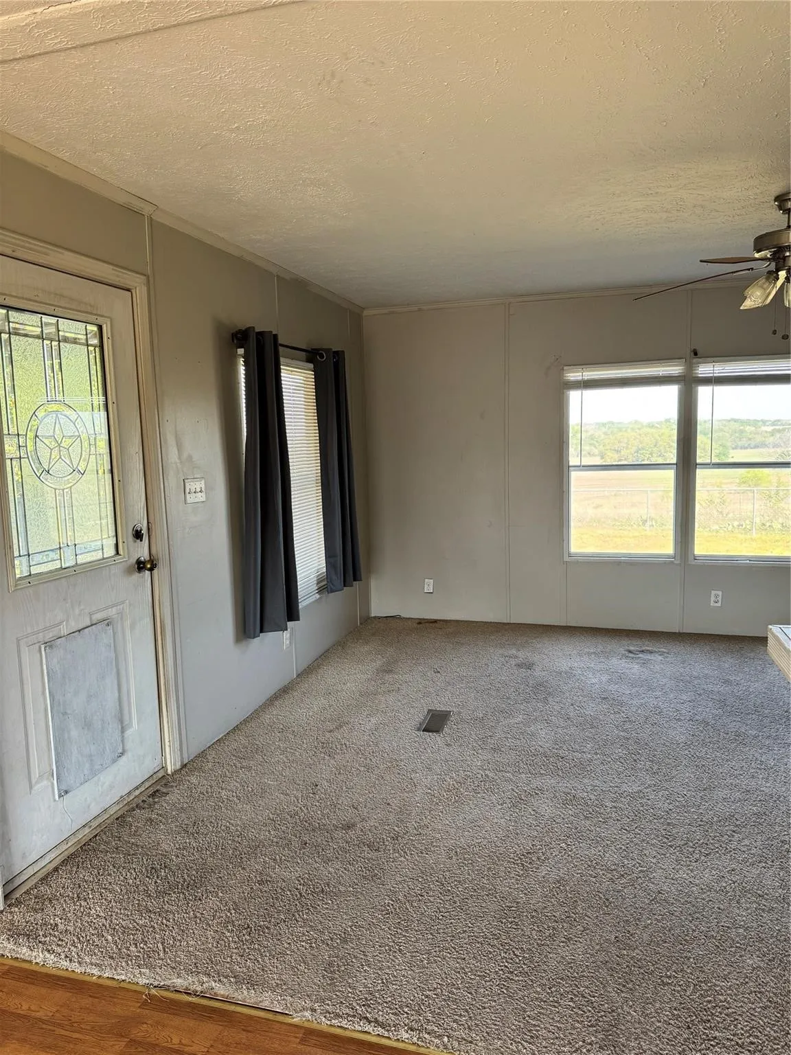 Mobile Home For Sale in Hood County , 910 Star Drive H, Granbury, Texas 76049, 3 Bedroom, 2 Bathroom, Garage spaces, 1,347 Sqft, built in 2005, mls#21367000, Real Estate Agent in Granbury, Homes For Sale in Hood county, Homes For Sale in Granbury, Realtor in Granbury Texas, Real Estate Brokerage Independent Realty Texas, Luminita Cordes Realtor