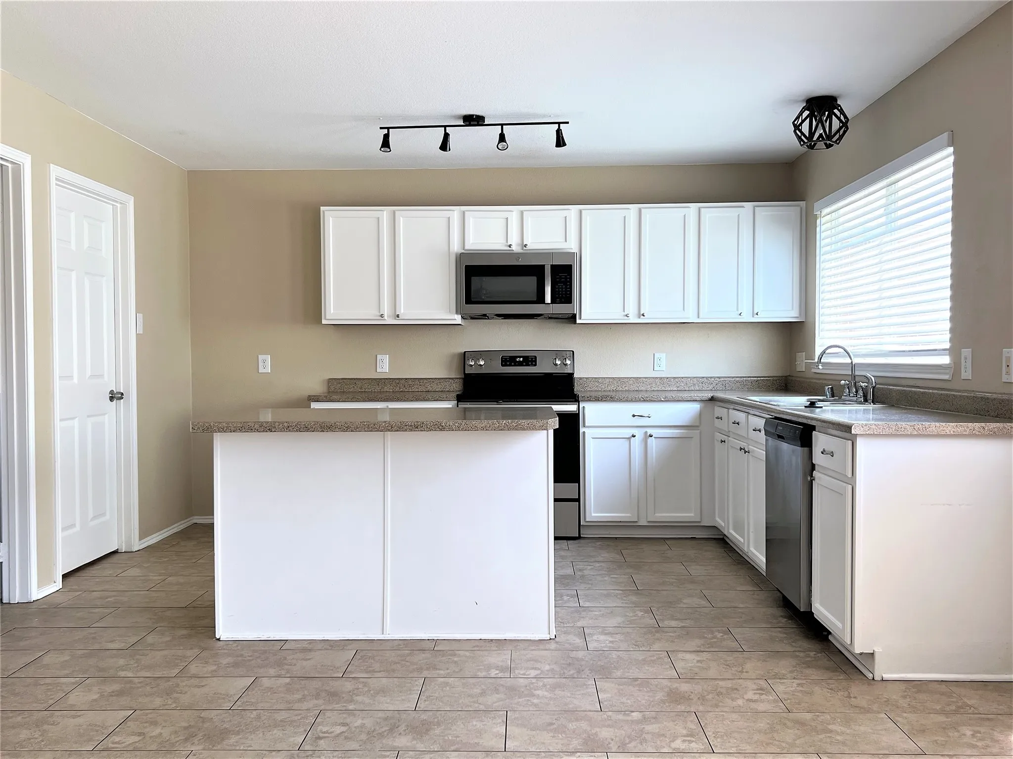 Single Family Residence For Rent in Denton County , 1209 Canvasback Drive, Aubrey, Texas 76227, 4 Bedroom, 3 Bathroom, 2 Garage spaces, 2,673 Sqft, built in 2003, mls#21358937, Real Estate Agent in Aubrey, Homes For Rent in Denton county, Homes For Rent in Aubrey, Realtor in Aubrey Texas, Real Estate Brokerage Independent Realty Texas, Luminita Cordes Realtor