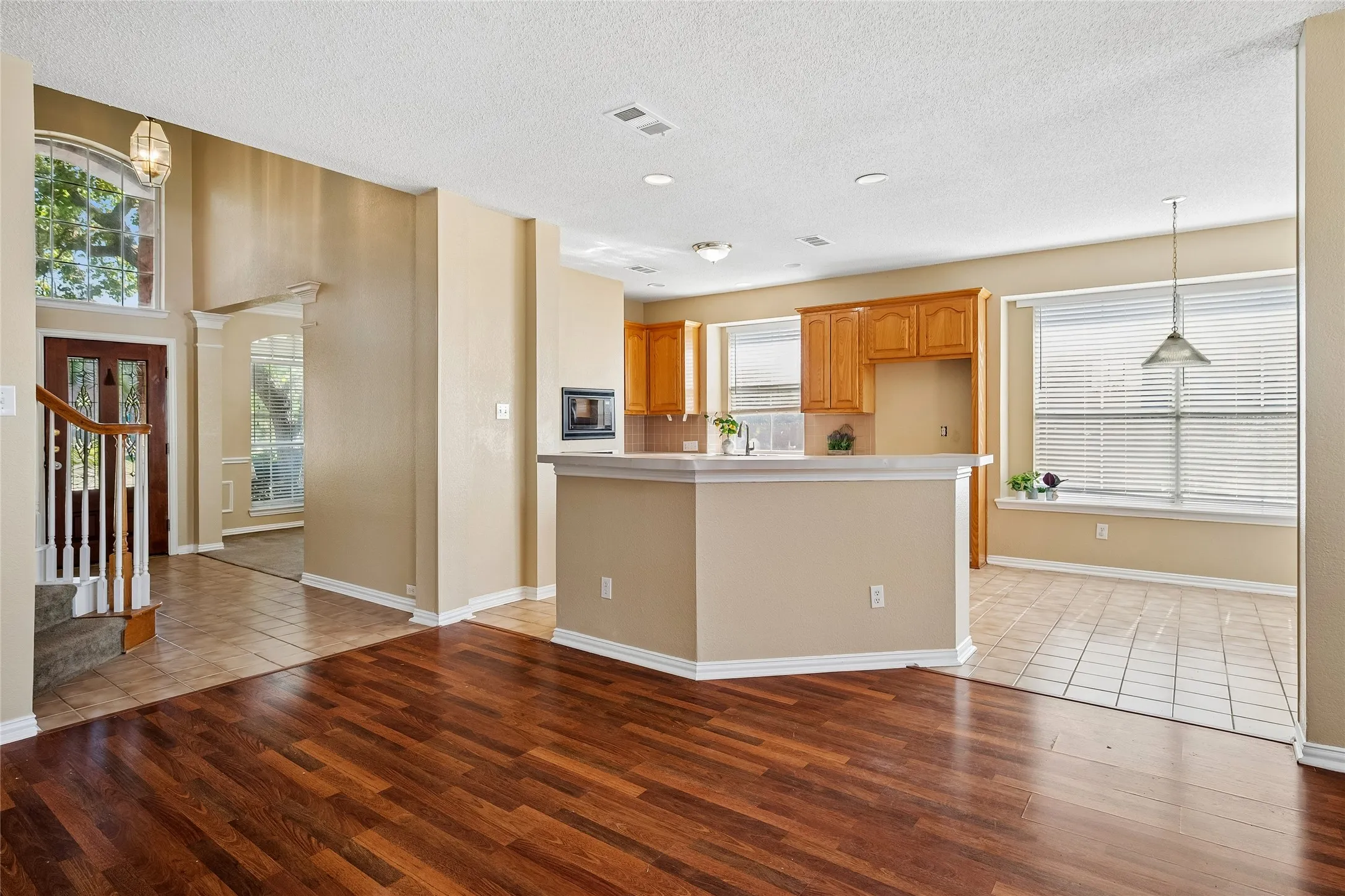 Large Breakfast Nook with window seat