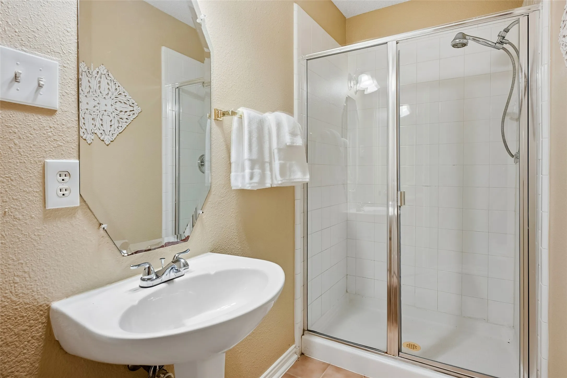 Full Show Bath for guests