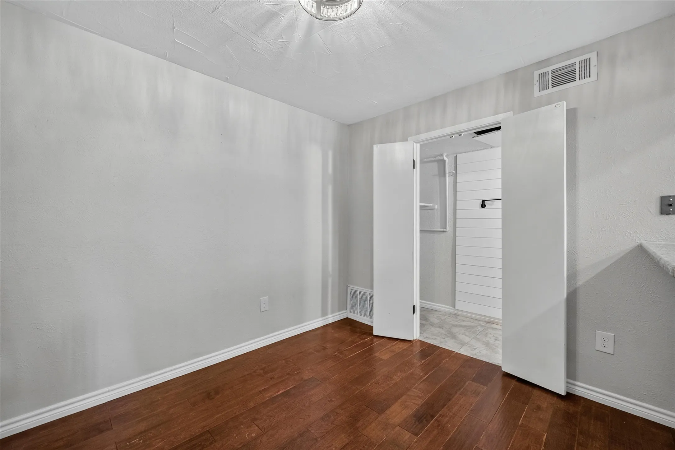 Condominium For Rent in Dallas County , 5626 Preston Oaks Road 25C, Dallas, Texas 75254, 2 Bedroom, 3 Bathroom, Garage spaces, 1,135 Sqft, built in 1981, mls#21365023, Real Estate Agent in Dallas, Homes For Rent in Dallas county, Homes For Rent in Dallas, Realtor in Dallas Texas, Real Estate Brokerage Independent Realty Texas, Luminita Cordes Realtor