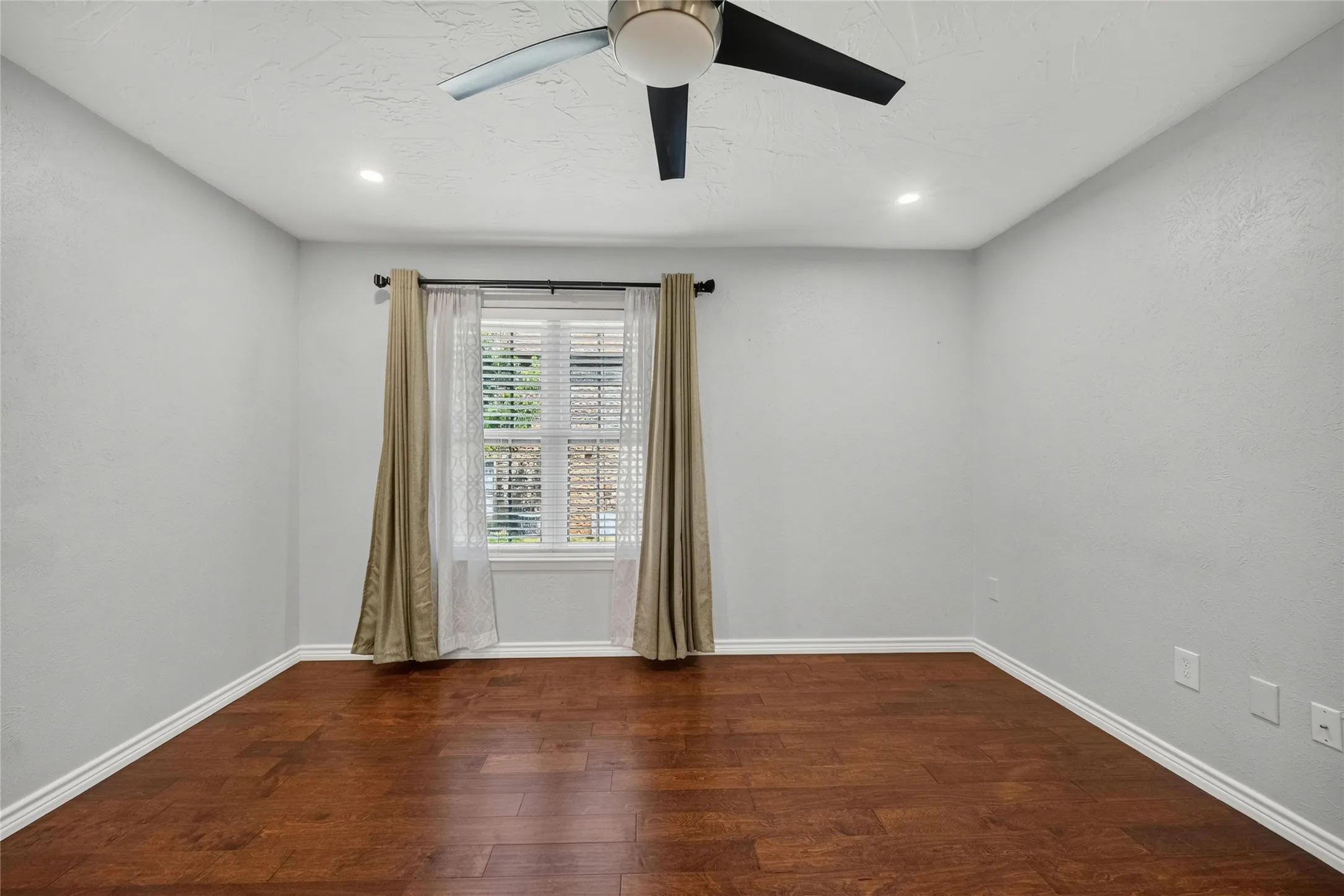 Condominium For Rent in Dallas County , 5626 Preston Oaks Road 25C, Dallas, Texas 75254, 2 Bedroom, 3 Bathroom, Garage spaces, 1,135 Sqft, built in 1981, mls#21365023, Real Estate Agent in Dallas, Homes For Rent in Dallas county, Homes For Rent in Dallas, Realtor in Dallas Texas, Real Estate Brokerage Independent Realty Texas, Luminita Cordes Realtor