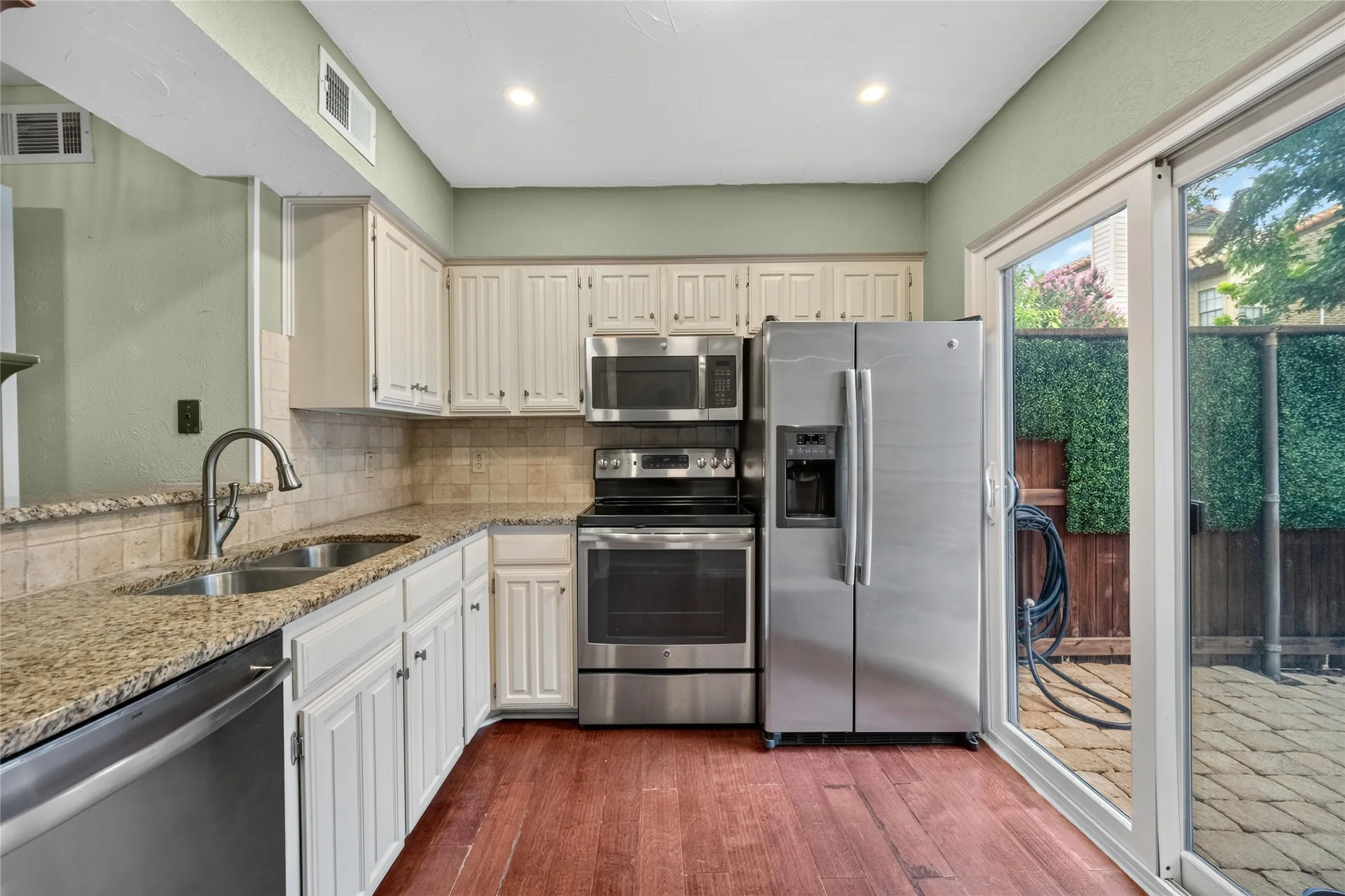 Condominium For Rent in Dallas County , 5626 Preston Oaks Road 25C, Dallas, Texas 75254, 2 Bedroom, 3 Bathroom, Garage spaces, 1,135 Sqft, built in 1981, mls#21365023, Real Estate Agent in Dallas, Homes For Rent in Dallas county, Homes For Rent in Dallas, Realtor in Dallas Texas, Real Estate Brokerage Independent Realty Texas, Luminita Cordes Realtor