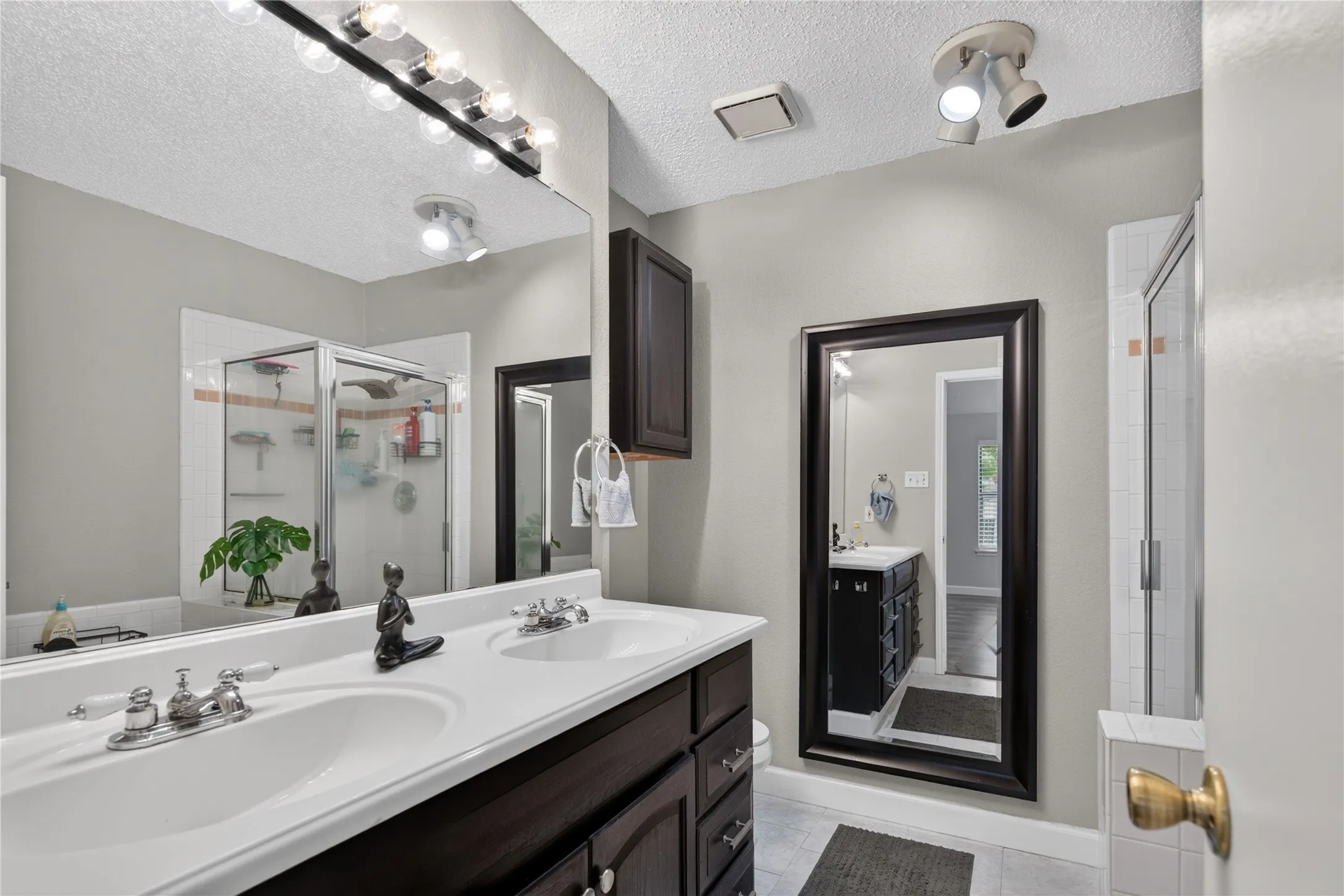 Single Family Residence For Rent in Tarrant County , 1200 Nicole Way, Fort Worth, Texas 76028, 3 Bedroom, 2 Bathroom, 2 Garage spaces, 1,186 Sqft, built in 1991, mls#21359116, Real Estate Agent in Fort Worth, Homes For Rent in Tarrant county, Homes For Rent in Fort Worth, Realtor in Fort Worth Texas, Real Estate Brokerage Independent Realty Texas, Luminita Cordes Realtor