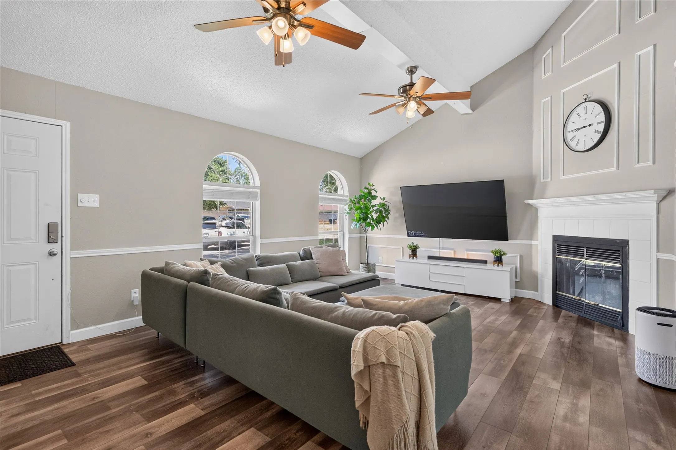 Single Family Residence For Rent in Tarrant County , 1200 Nicole Way, Fort Worth, Texas 76028, 3 Bedroom, 2 Bathroom, 2 Garage spaces, 1,186 Sqft, built in 1991, mls#21359116, Real Estate Agent in Fort Worth, Homes For Rent in Tarrant county, Homes For Rent in Fort Worth, Realtor in Fort Worth Texas, Real Estate Brokerage Independent Realty Texas, Luminita Cordes Realtor
