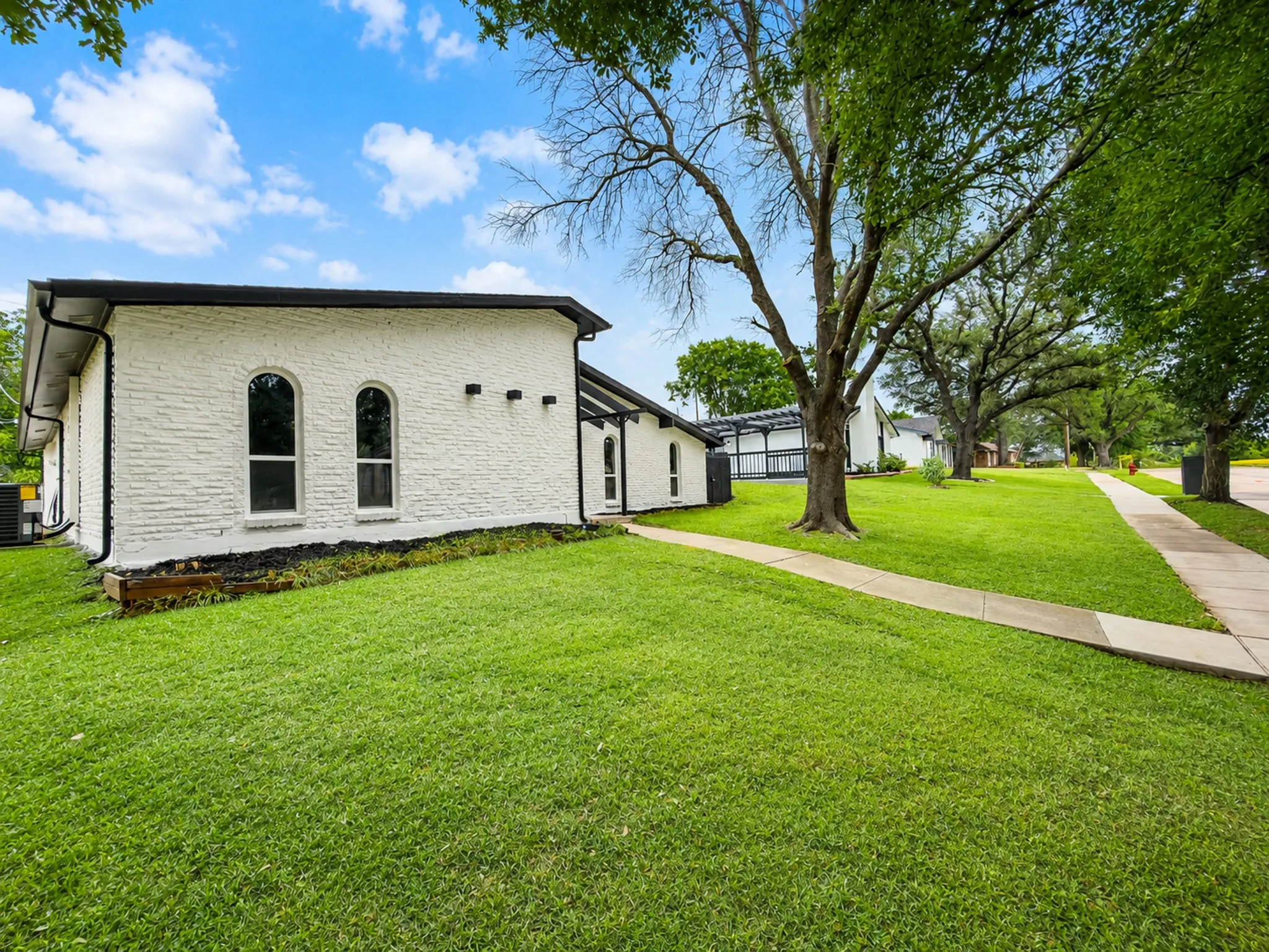 Single Family Residence For Sale in Dallas County , 3406 Country Club Drive, Grand Prairie, Texas 75052, 3 Bedroom, 2 Bathroom, Garage spaces, 1,931 Sqft, built in 1972, mls#21366922, Real Estate Agent in Grand Prairie, Homes For Sale in Dallas county, Homes For Sale in Grand Prairie, Realtor in Grand Prairie Texas, Real Estate Brokerage Independent Realty Texas, Luminita Cordes Realtor