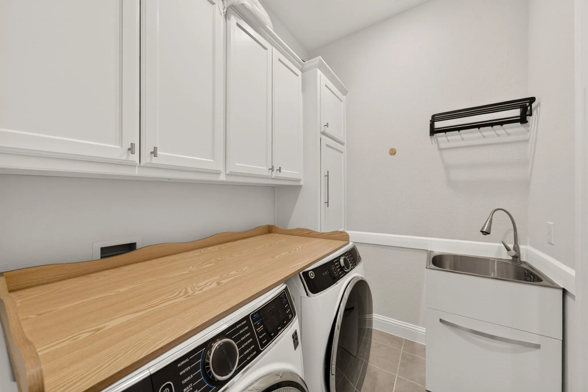 Single Family Residence For Sale in Denton County , 2825 Braemar, The Colony, Texas 75056, 4 Bedroom, 4 Bathroom, 2 Garage spaces, 3,286 Sqft, built in 2021, mls#21364325, Real Estate Agent in The Colony, Homes For Sale in Denton county, Homes For Sale in The Colony, Realtor in The Colony Texas, Real Estate Brokerage Independent Realty Texas, Luminita Cordes Realtor