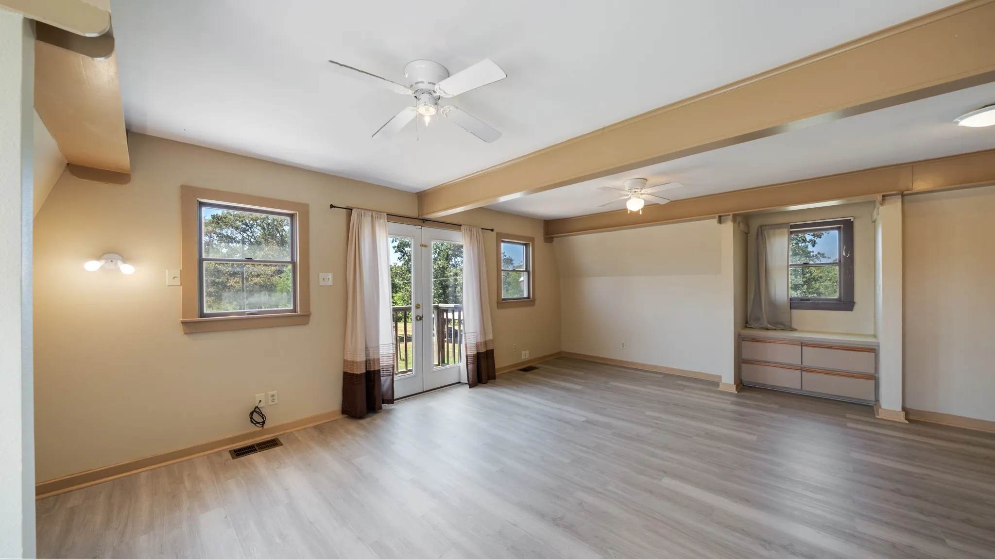 Single Family Residence For Sale in Van Zandt County , 8266 Fm 17, Grand Saline, Texas 75140, 2 Bedroom, 2 Bathroom, Garage spaces, 2,128 Sqft, built in 1984, mls#21366725, Real Estate Agent in Grand Saline, Homes For Sale in Van Zandt county, Homes For Sale in Grand Saline, Realtor in Grand Saline Texas, Real Estate Brokerage Independent Realty Texas, Luminita Cordes Realtor