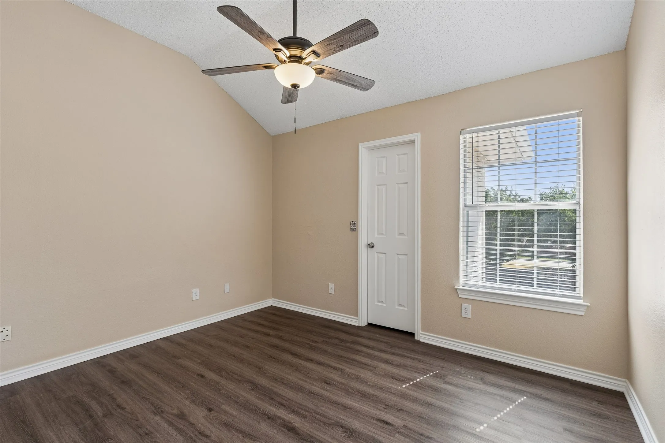 Single Family Residence For Rent in Collin County , 8302 Sebastian, Frisco, Texas 75035, 4 Bedroom, 4 Bathroom, 2 Garage spaces, 2,226 Sqft, built in 1993, mls#21358895, Real Estate Agent in Frisco, Homes For Rent in Collin county, Homes For Rent in Frisco, Realtor in Frisco Texas, Real Estate Brokerage Independent Realty Texas, Luminita Cordes Realtor