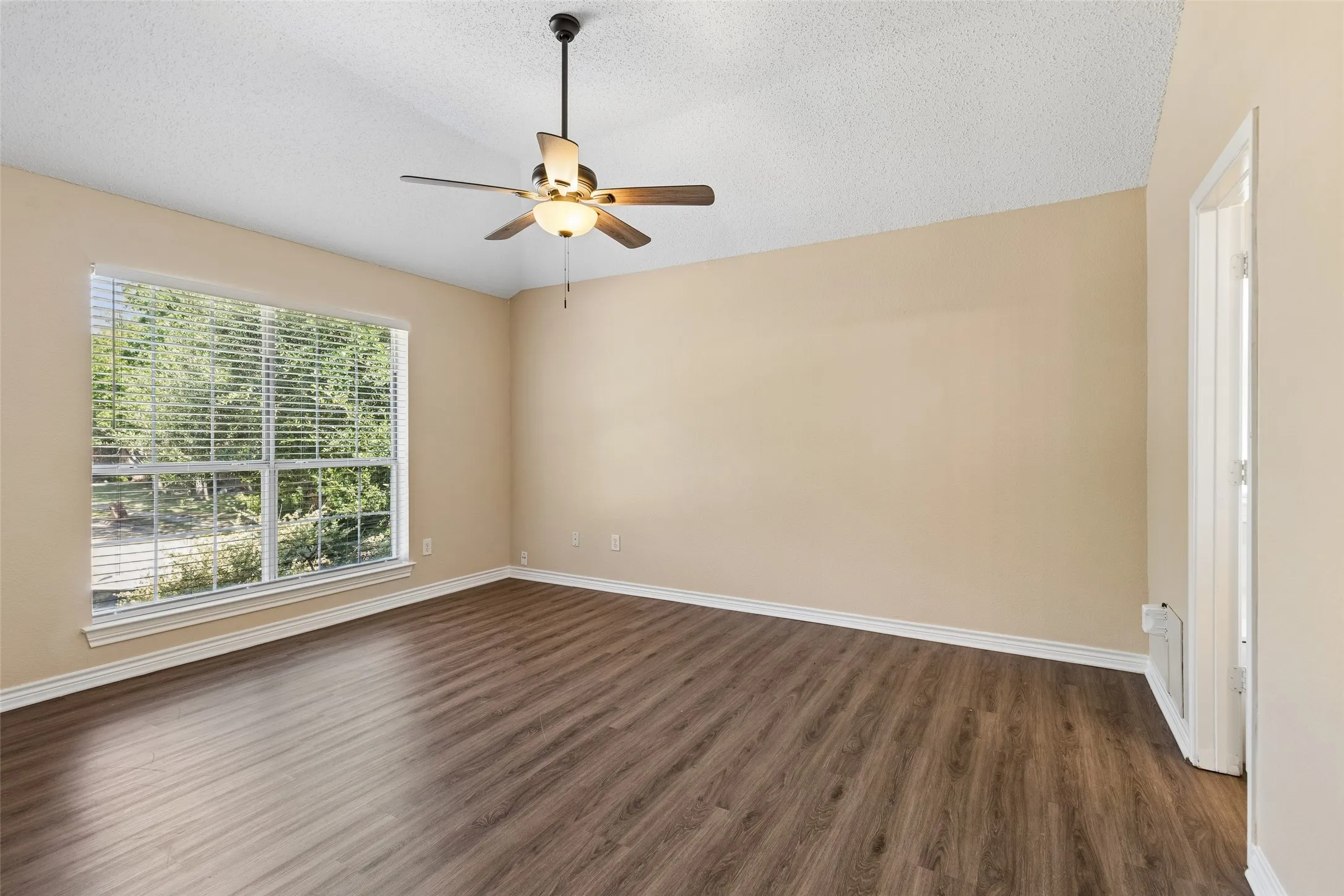 Single Family Residence For Rent in Collin County , 8302 Sebastian, Frisco, Texas 75035, 4 Bedroom, 4 Bathroom, 2 Garage spaces, 2,226 Sqft, built in 1993, mls#21358895, Real Estate Agent in Frisco, Homes For Rent in Collin county, Homes For Rent in Frisco, Realtor in Frisco Texas, Real Estate Brokerage Independent Realty Texas, Luminita Cordes Realtor