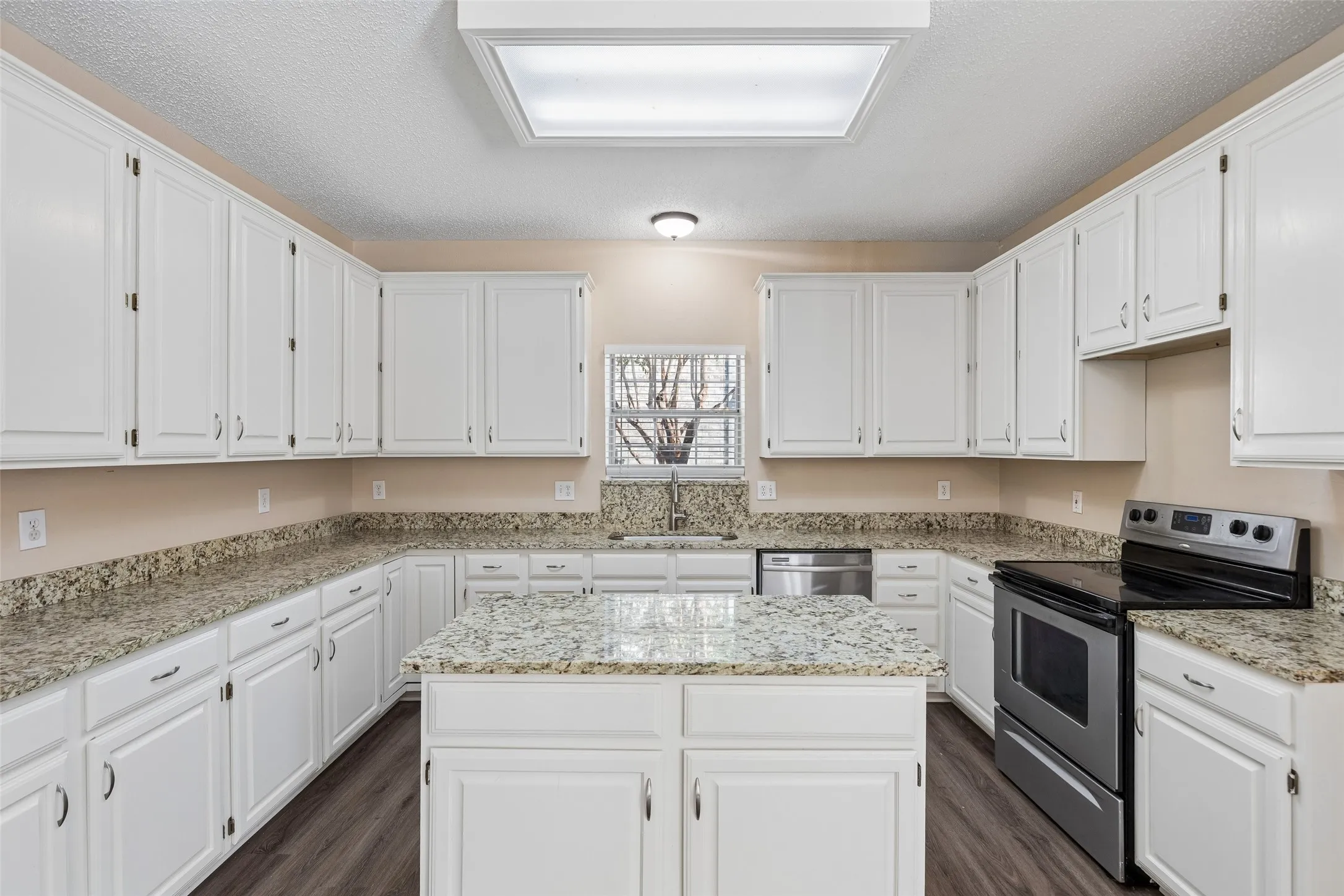 Single Family Residence For Rent in Collin County , 8302 Sebastian, Frisco, Texas 75035, 4 Bedroom, 4 Bathroom, 2 Garage spaces, 2,226 Sqft, built in 1993, mls#21358895, Real Estate Agent in Frisco, Homes For Rent in Collin county, Homes For Rent in Frisco, Realtor in Frisco Texas, Real Estate Brokerage Independent Realty Texas, Luminita Cordes Realtor