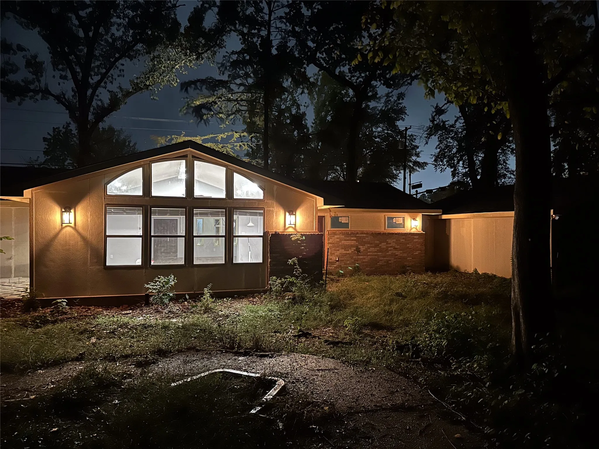 Single Family Residence For Sale in Smith County , 2708 Mcdonald Road, Tyler, Texas 75701, 3 Bedroom, 2 Bathroom, 2 Garage spaces, 1,591 Sqft, built in 1959, mls#21366066, Real Estate Agent in Tyler, Homes For Sale in Smith county, Homes For Sale in Tyler, Realtor in Tyler Texas, Real Estate Brokerage Independent Realty Texas, Luminita Cordes Realtor