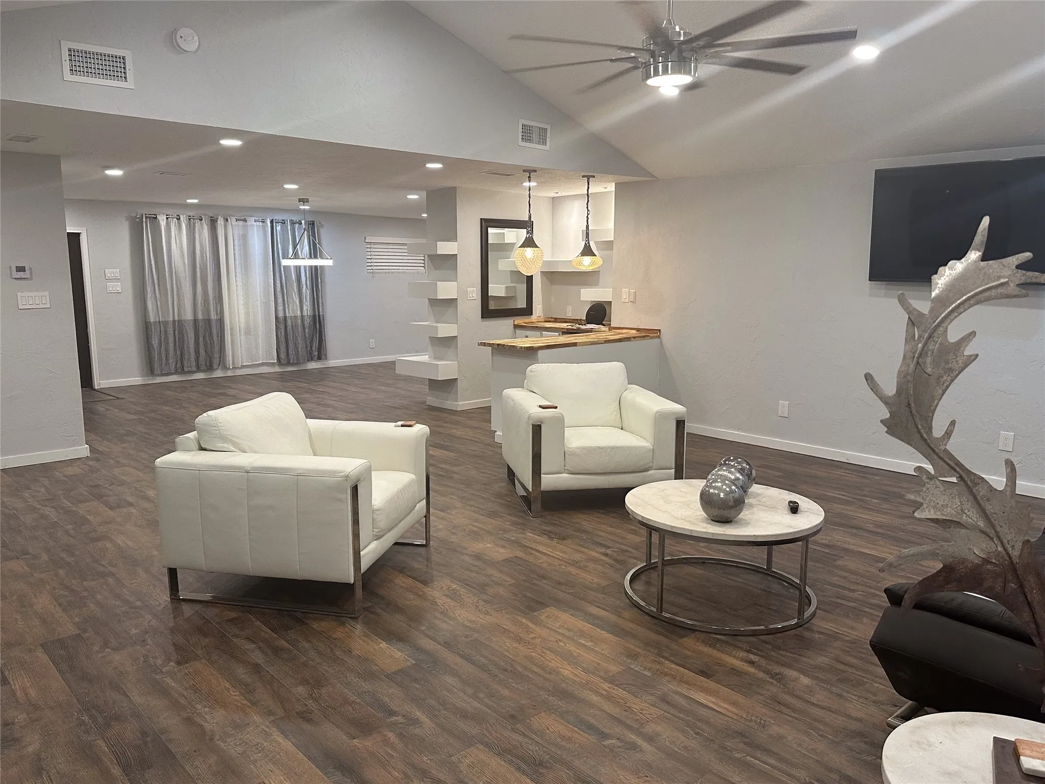 Single Family Residence For Sale in Smith County , 2708 Mcdonald Road, Tyler, Texas 75701, 3 Bedroom, 2 Bathroom, 2 Garage spaces, 1,591 Sqft, built in 1959, mls#21366066, Real Estate Agent in Tyler, Homes For Sale in Smith county, Homes For Sale in Tyler, Realtor in Tyler Texas, Real Estate Brokerage Independent Realty Texas, Luminita Cordes Realtor