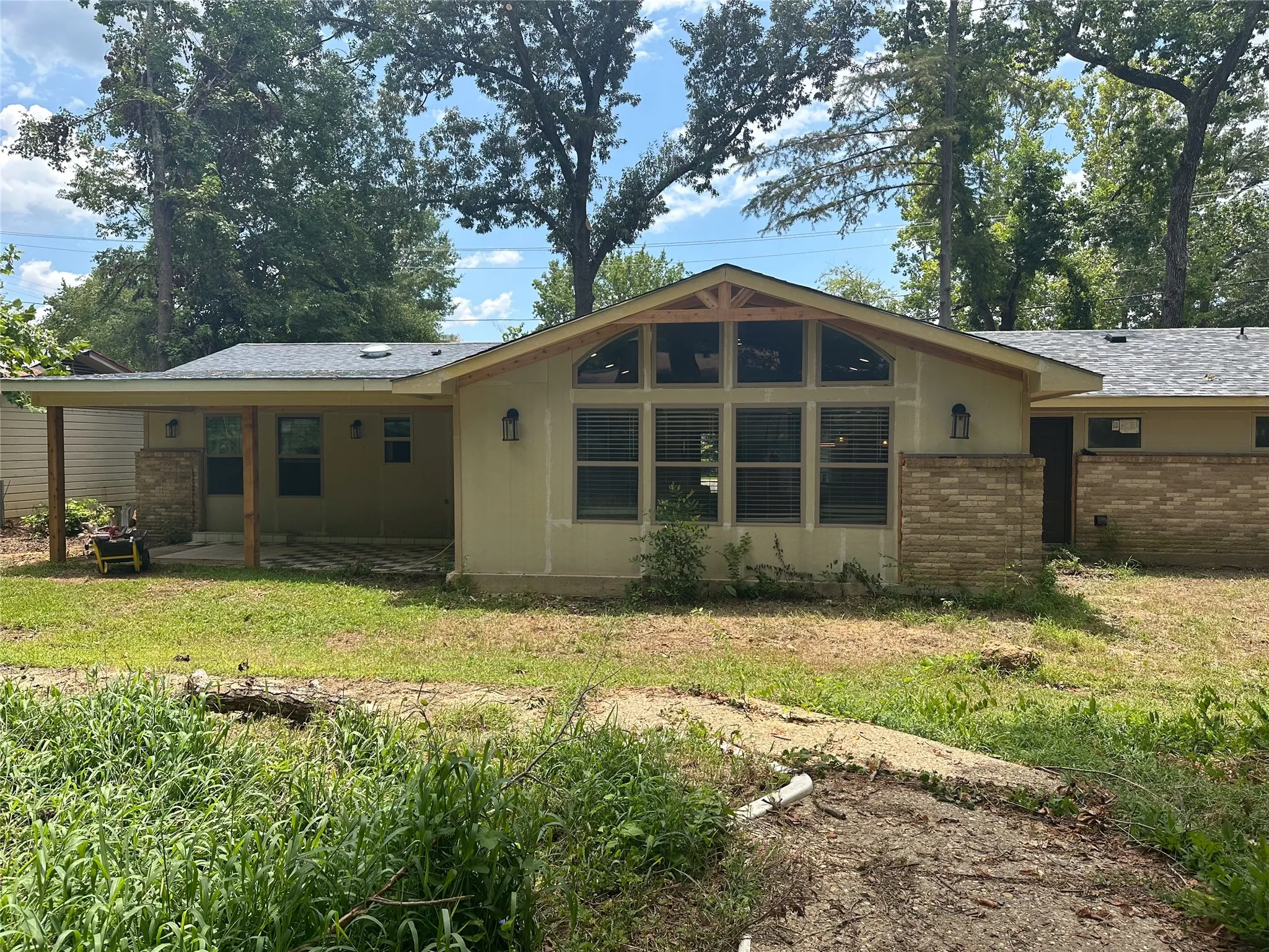 Single Family Residence For Sale in Smith County , 2708 Mcdonald Road, Tyler, Texas 75701, 3 Bedroom, 2 Bathroom, 2 Garage spaces, 1,591 Sqft, built in 1959, mls#21366066, Real Estate Agent in Tyler, Homes For Sale in Smith county, Homes For Sale in Tyler, Realtor in Tyler Texas, Real Estate Brokerage Independent Realty Texas, Luminita Cordes Realtor