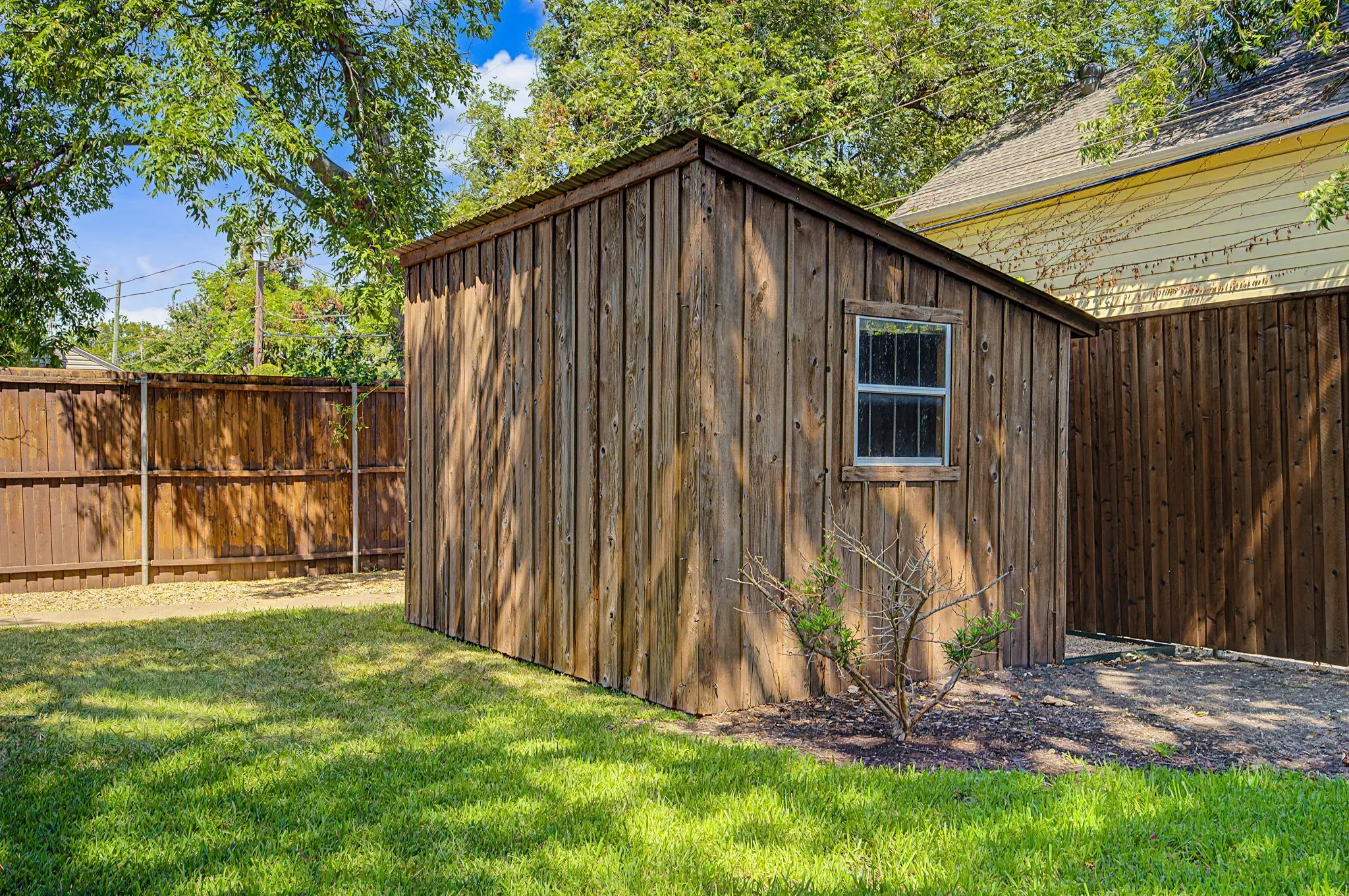 Single Family Residence For Rent in Dallas County , 6047 Martel Avenue, Dallas, Texas 75206, 2 Bedroom, 1 Bathroom, 1 Garage spaces, 1,100 Sqft, built in 1938, mls#21367025, Real Estate Agent in Dallas, Homes For Rent in Dallas county, Homes For Rent in Dallas, Realtor in Dallas Texas, Real Estate Brokerage Independent Realty Texas, Luminita Cordes Realtor