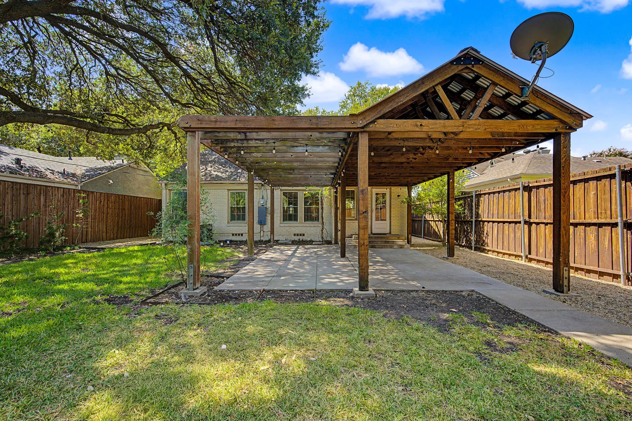 Single Family Residence For Rent in Dallas County , 6047 Martel Avenue, Dallas, Texas 75206, 2 Bedroom, 1 Bathroom, 1 Garage spaces, 1,100 Sqft, built in 1938, mls#21367025, Real Estate Agent in Dallas, Homes For Rent in Dallas county, Homes For Rent in Dallas, Realtor in Dallas Texas, Real Estate Brokerage Independent Realty Texas, Luminita Cordes Realtor