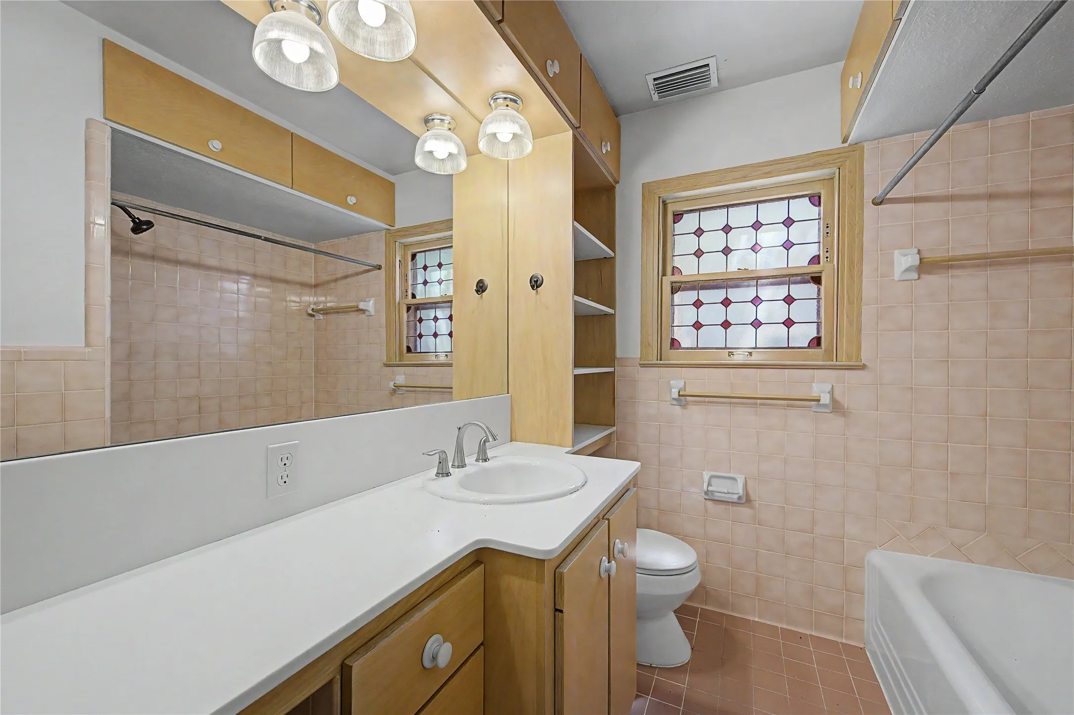 Single Family Residence For Rent in Dallas County , 6047 Martel Avenue, Dallas, Texas 75206, 2 Bedroom, 1 Bathroom, 1 Garage spaces, 1,100 Sqft, built in 1938, mls#21367025, Real Estate Agent in Dallas, Homes For Rent in Dallas county, Homes For Rent in Dallas, Realtor in Dallas Texas, Real Estate Brokerage Independent Realty Texas, Luminita Cordes Realtor