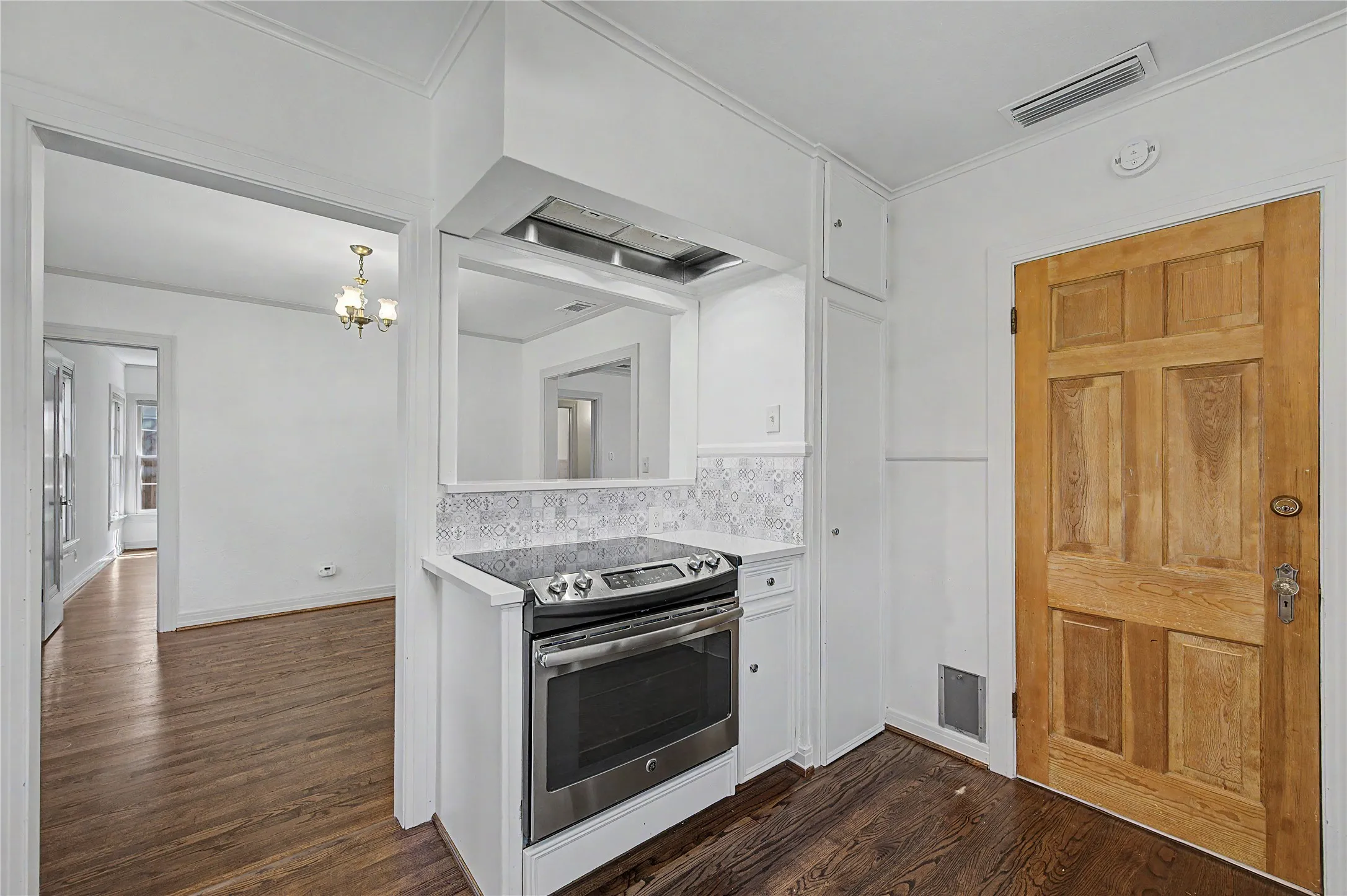 Single Family Residence For Rent in Dallas County , 6047 Martel Avenue, Dallas, Texas 75206, 2 Bedroom, 1 Bathroom, 1 Garage spaces, 1,100 Sqft, built in 1938, mls#21367025, Real Estate Agent in Dallas, Homes For Rent in Dallas county, Homes For Rent in Dallas, Realtor in Dallas Texas, Real Estate Brokerage Independent Realty Texas, Luminita Cordes Realtor