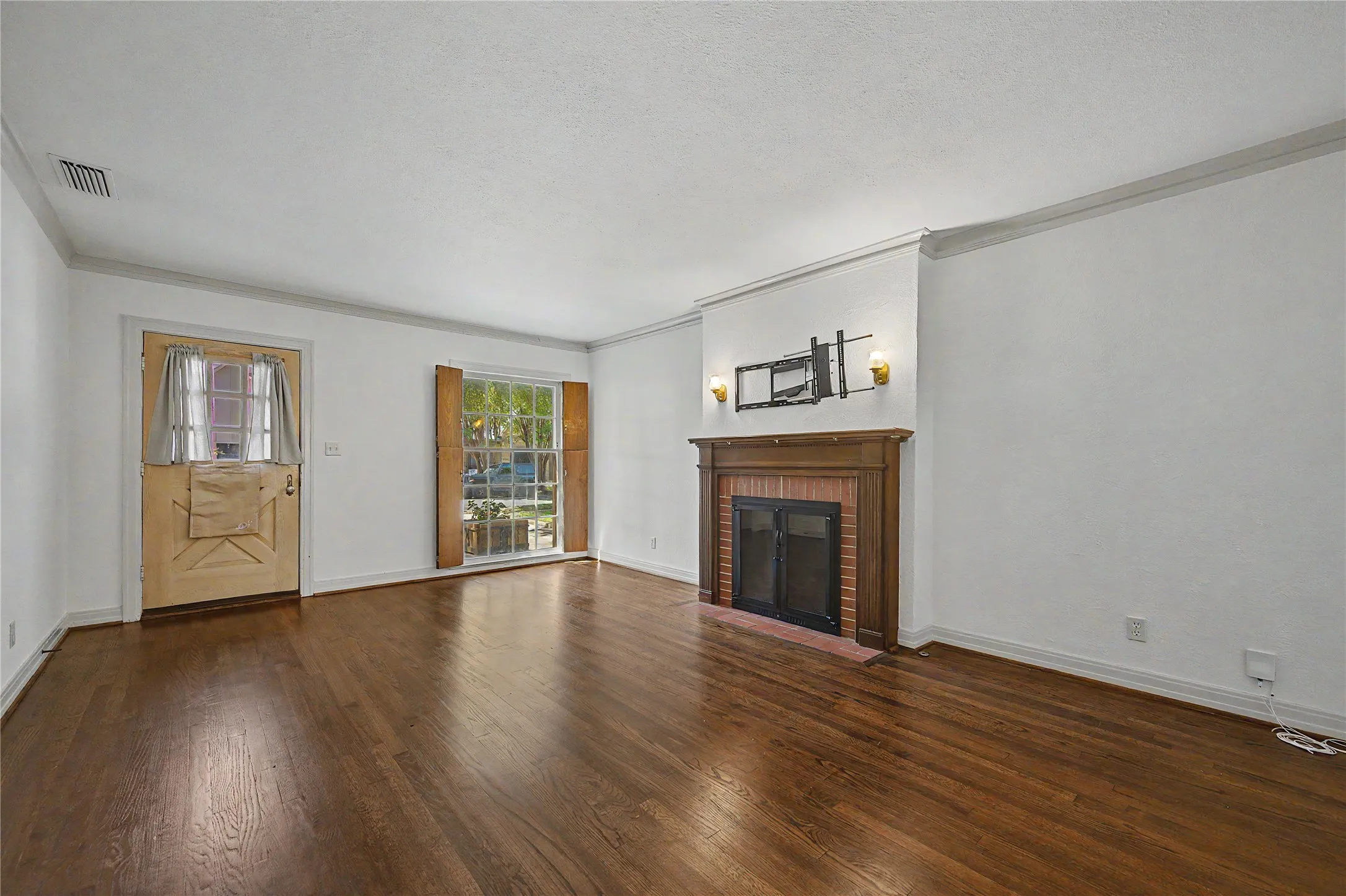 Single Family Residence For Rent in Dallas County , 6047 Martel Avenue, Dallas, Texas 75206, 2 Bedroom, 1 Bathroom, 1 Garage spaces, 1,100 Sqft, built in 1938, mls#21367025, Real Estate Agent in Dallas, Homes For Rent in Dallas county, Homes For Rent in Dallas, Realtor in Dallas Texas, Real Estate Brokerage Independent Realty Texas, Luminita Cordes Realtor