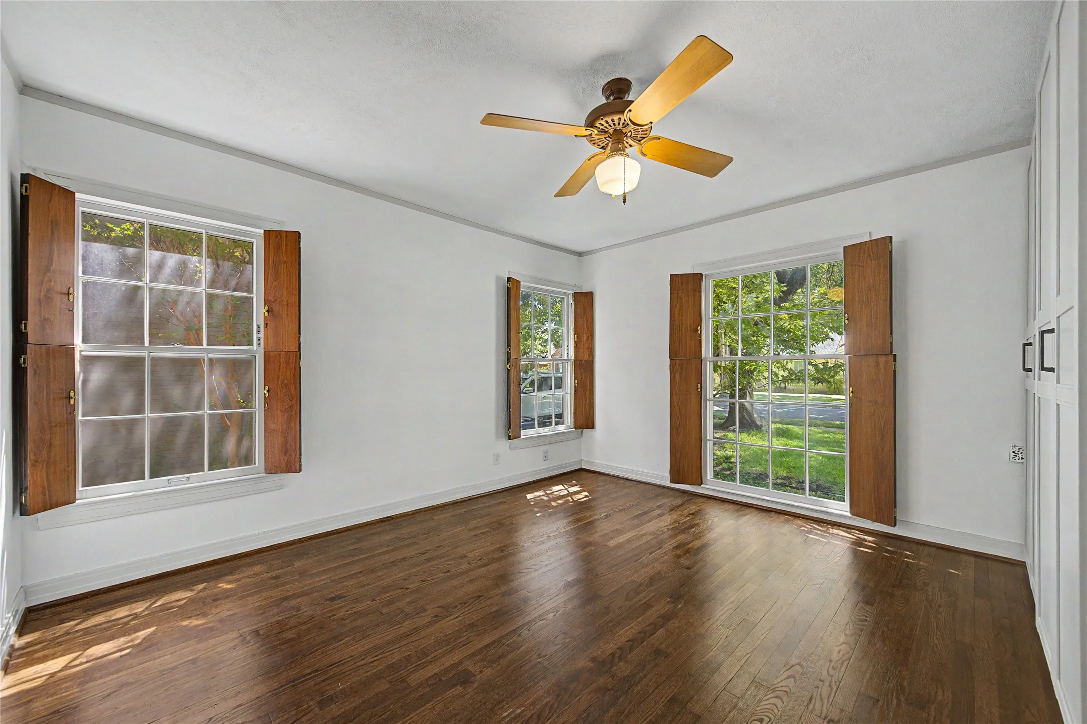 Single Family Residence For Rent in Dallas County , 6047 Martel Avenue, Dallas, Texas 75206, 2 Bedroom, 1 Bathroom, 1 Garage spaces, 1,100 Sqft, built in 1938, mls#21367025, Real Estate Agent in Dallas, Homes For Rent in Dallas county, Homes For Rent in Dallas, Realtor in Dallas Texas, Real Estate Brokerage Independent Realty Texas, Luminita Cordes Realtor