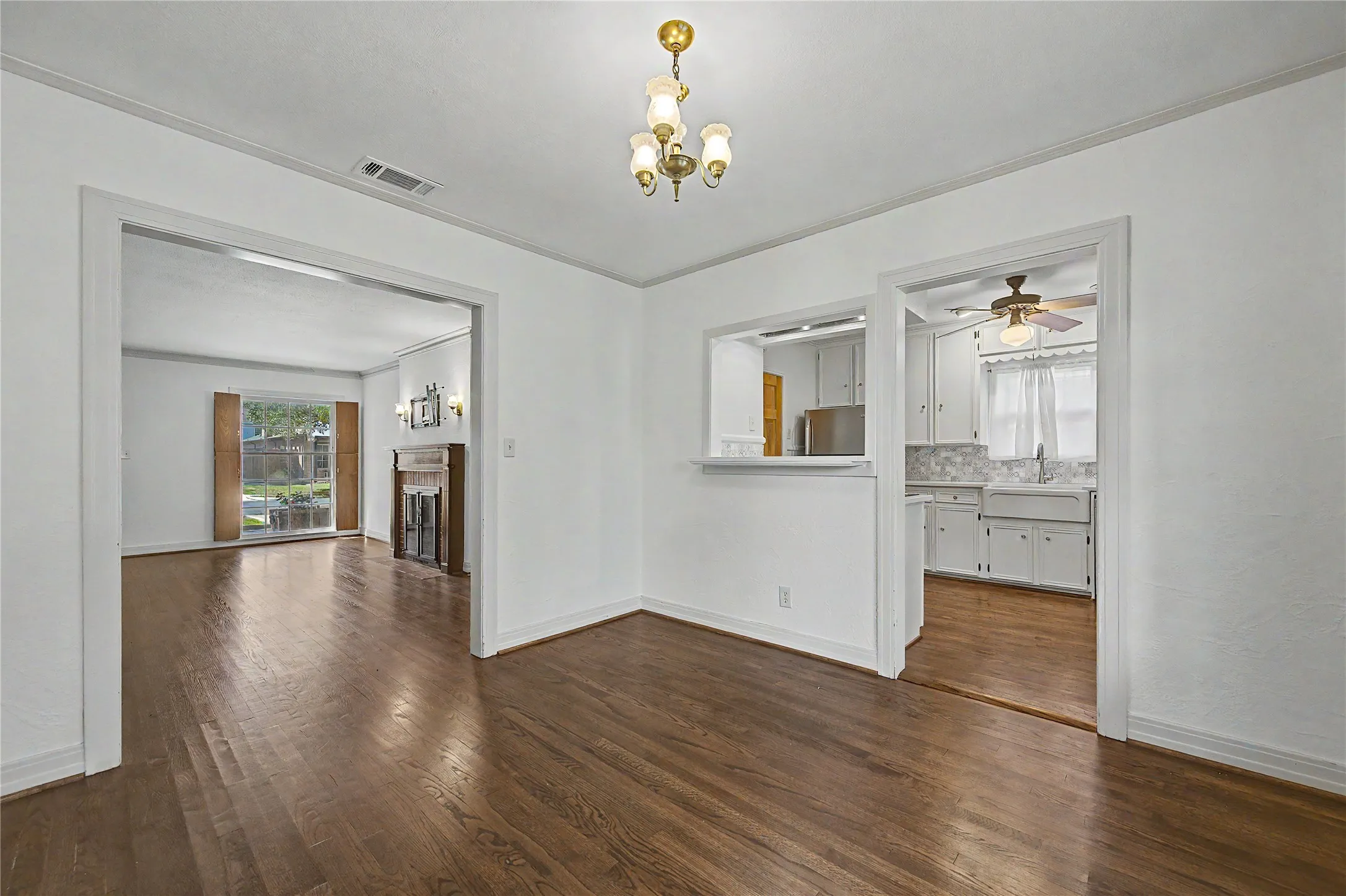 Single Family Residence For Rent in Dallas County , 6047 Martel Avenue, Dallas, Texas 75206, 2 Bedroom, 1 Bathroom, 1 Garage spaces, 1,100 Sqft, built in 1938, mls#21367025, Real Estate Agent in Dallas, Homes For Rent in Dallas county, Homes For Rent in Dallas, Realtor in Dallas Texas, Real Estate Brokerage Independent Realty Texas, Luminita Cordes Realtor