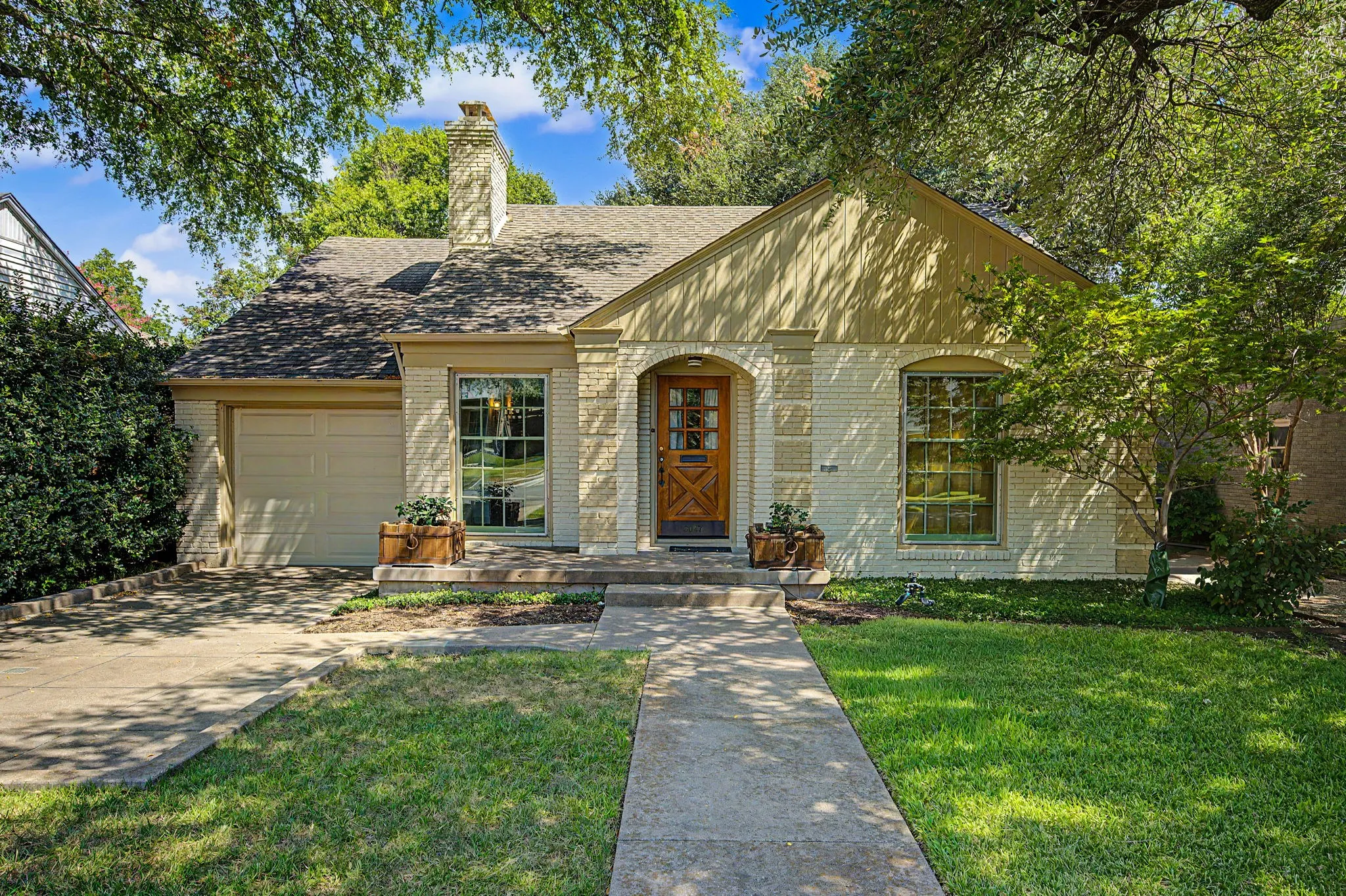 Single Family Residence For Rent in Dallas County , 6047 Martel Avenue, Dallas, Texas 75206, 2 Bedroom, 1 Bathroom, 1 Garage spaces, 1,100 Sqft, built in 1938, mls#21367025, Real Estate Agent in Dallas, Homes For Rent in Dallas county, Homes For Rent in Dallas, Realtor in Dallas Texas, Real Estate Brokerage Independent Realty Texas, Luminita Cordes Realtor