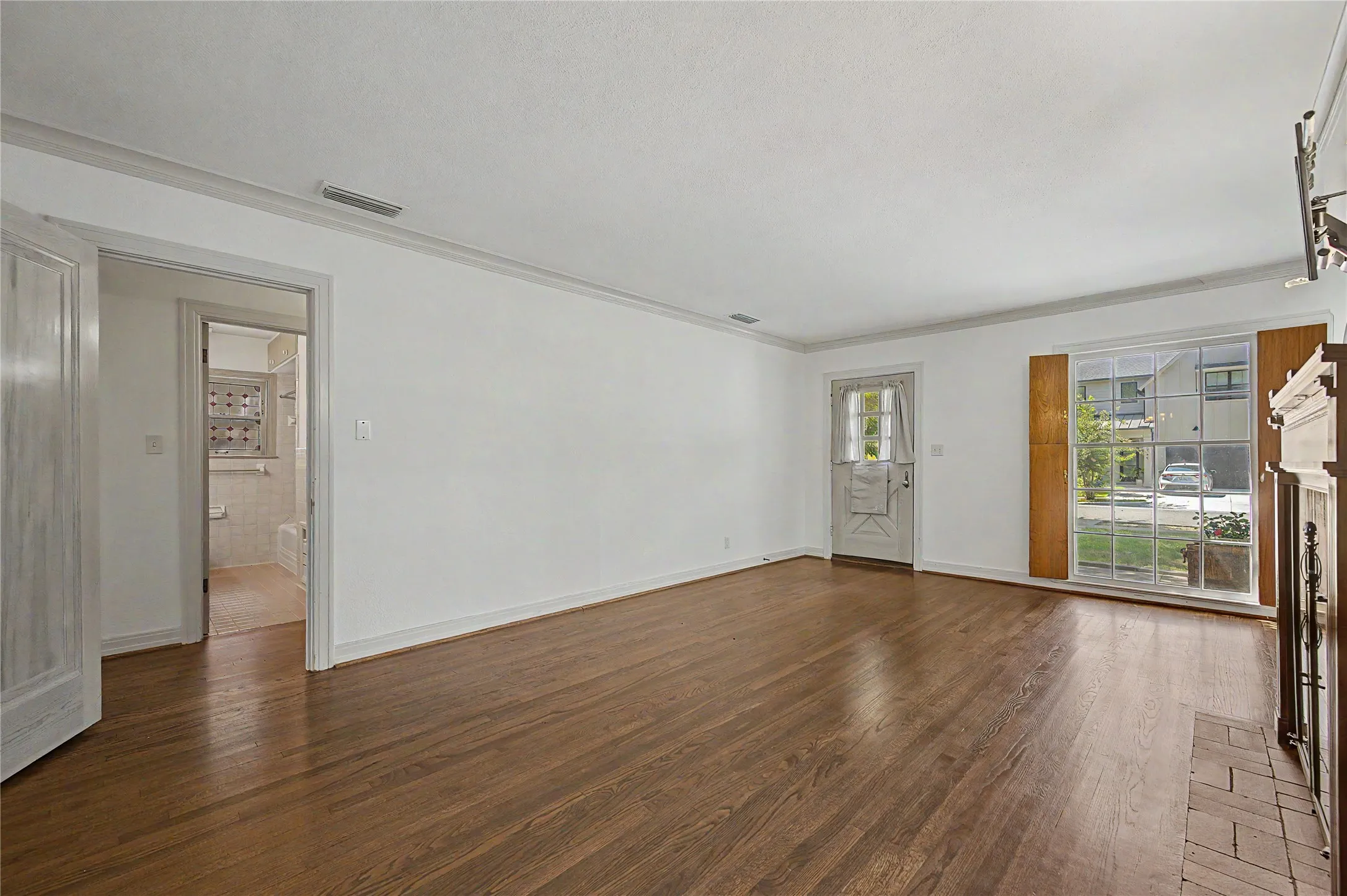 Single Family Residence For Rent in Dallas County , 6047 Martel Avenue, Dallas, Texas 75206, 2 Bedroom, 1 Bathroom, 1 Garage spaces, 1,100 Sqft, built in 1938, mls#21367025, Real Estate Agent in Dallas, Homes For Rent in Dallas county, Homes For Rent in Dallas, Realtor in Dallas Texas, Real Estate Brokerage Independent Realty Texas, Luminita Cordes Realtor