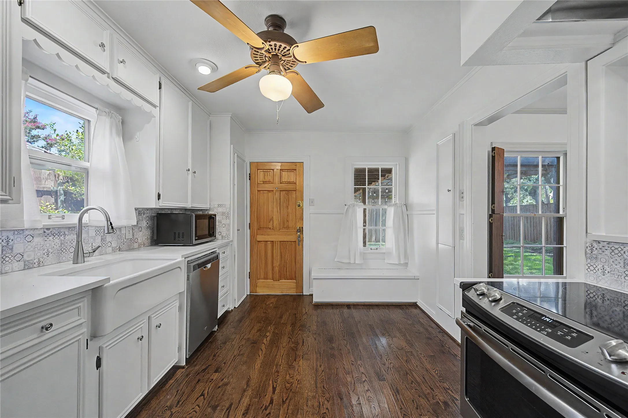 Single Family Residence For Rent in Dallas County , 6047 Martel Avenue, Dallas, Texas 75206, 2 Bedroom, 1 Bathroom, 1 Garage spaces, 1,100 Sqft, built in 1938, mls#21367025, Real Estate Agent in Dallas, Homes For Rent in Dallas county, Homes For Rent in Dallas, Realtor in Dallas Texas, Real Estate Brokerage Independent Realty Texas, Luminita Cordes Realtor