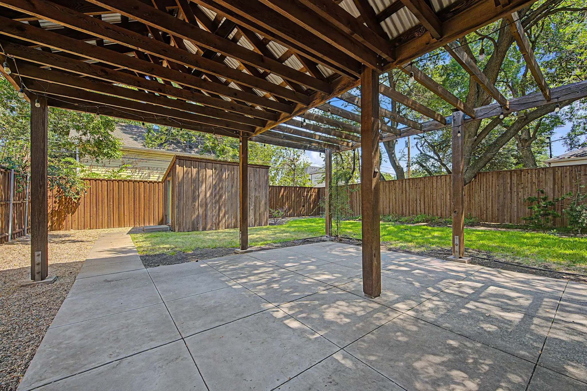 Single Family Residence For Rent in Dallas County , 6047 Martel Avenue, Dallas, Texas 75206, 2 Bedroom, 1 Bathroom, 1 Garage spaces, 1,100 Sqft, built in 1938, mls#21367025, Real Estate Agent in Dallas, Homes For Rent in Dallas county, Homes For Rent in Dallas, Realtor in Dallas Texas, Real Estate Brokerage Independent Realty Texas, Luminita Cordes Realtor