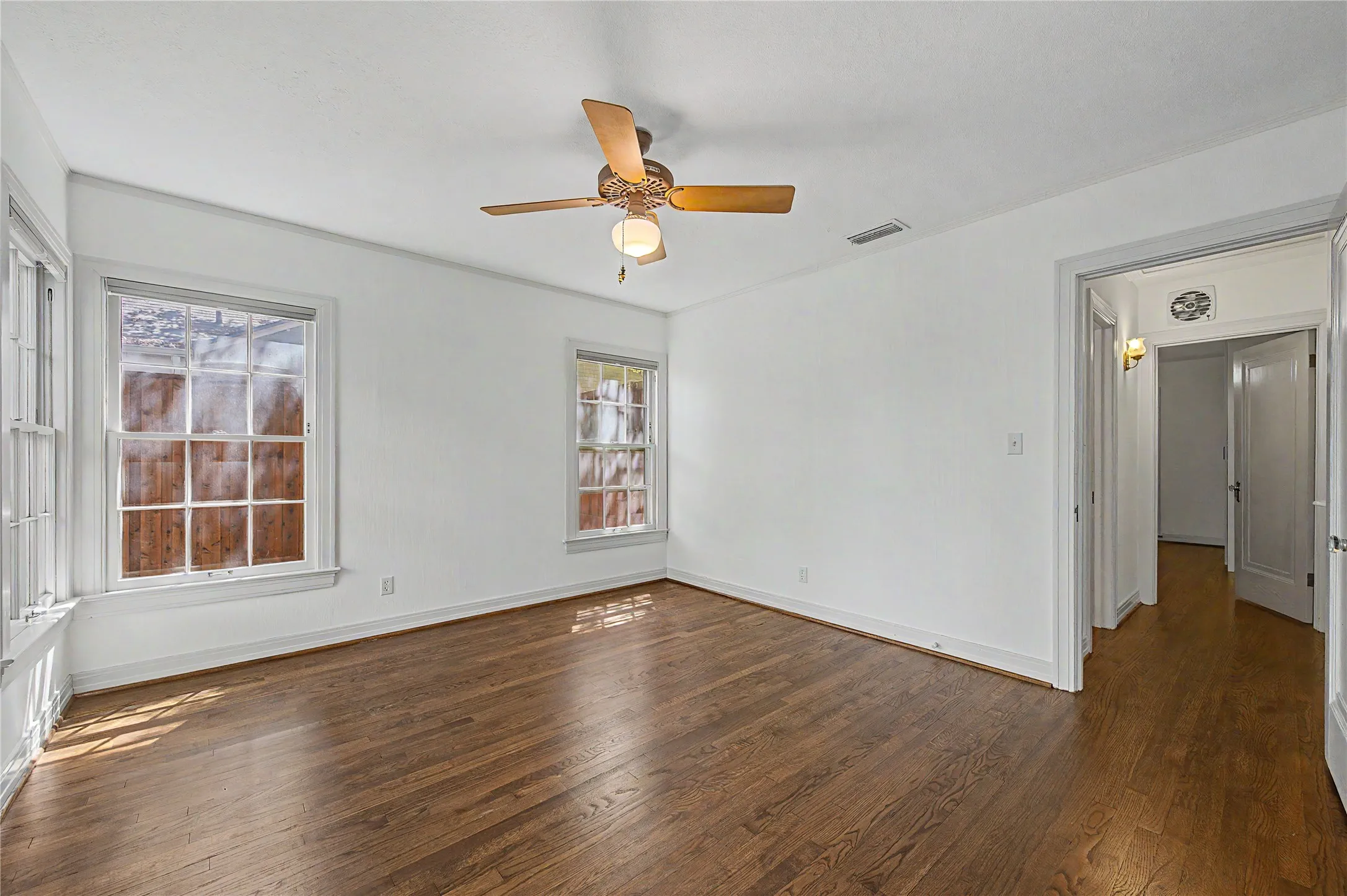 Single Family Residence For Rent in Dallas County , 6047 Martel Avenue, Dallas, Texas 75206, 2 Bedroom, 1 Bathroom, 1 Garage spaces, 1,100 Sqft, built in 1938, mls#21367025, Real Estate Agent in Dallas, Homes For Rent in Dallas county, Homes For Rent in Dallas, Realtor in Dallas Texas, Real Estate Brokerage Independent Realty Texas, Luminita Cordes Realtor
