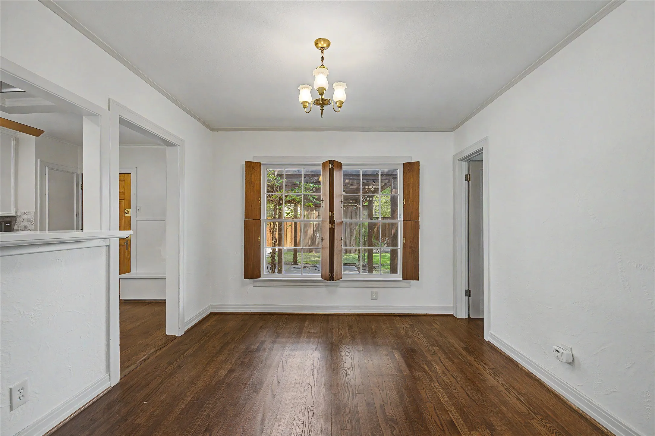 Single Family Residence For Rent in Dallas County , 6047 Martel Avenue, Dallas, Texas 75206, 2 Bedroom, 1 Bathroom, 1 Garage spaces, 1,100 Sqft, built in 1938, mls#21367025, Real Estate Agent in Dallas, Homes For Rent in Dallas county, Homes For Rent in Dallas, Realtor in Dallas Texas, Real Estate Brokerage Independent Realty Texas, Luminita Cordes Realtor