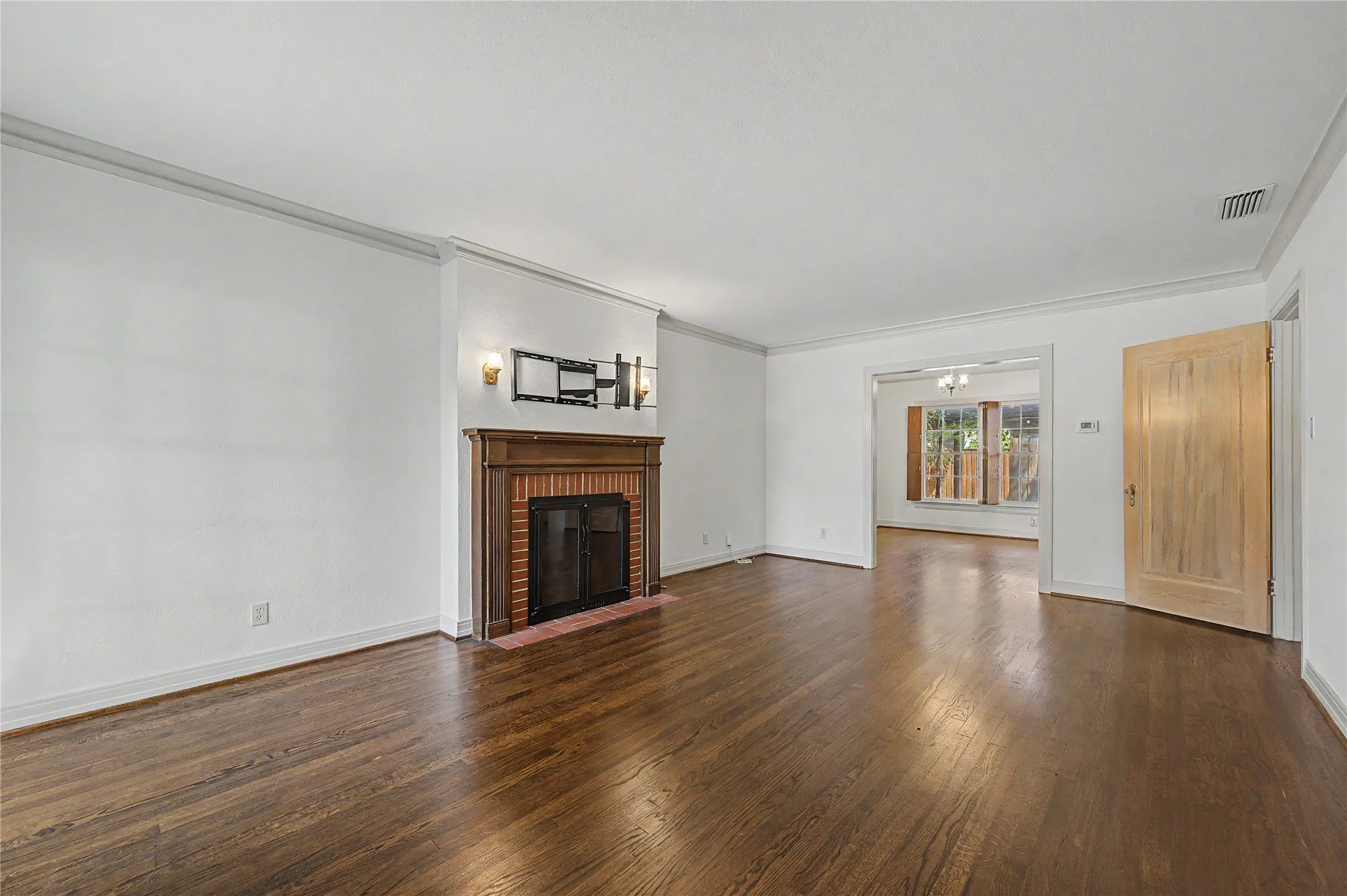 Single Family Residence For Rent in Dallas County , 6047 Martel Avenue, Dallas, Texas 75206, 2 Bedroom, 1 Bathroom, 1 Garage spaces, 1,100 Sqft, built in 1938, mls#21367025, Real Estate Agent in Dallas, Homes For Rent in Dallas county, Homes For Rent in Dallas, Realtor in Dallas Texas, Real Estate Brokerage Independent Realty Texas, Luminita Cordes Realtor