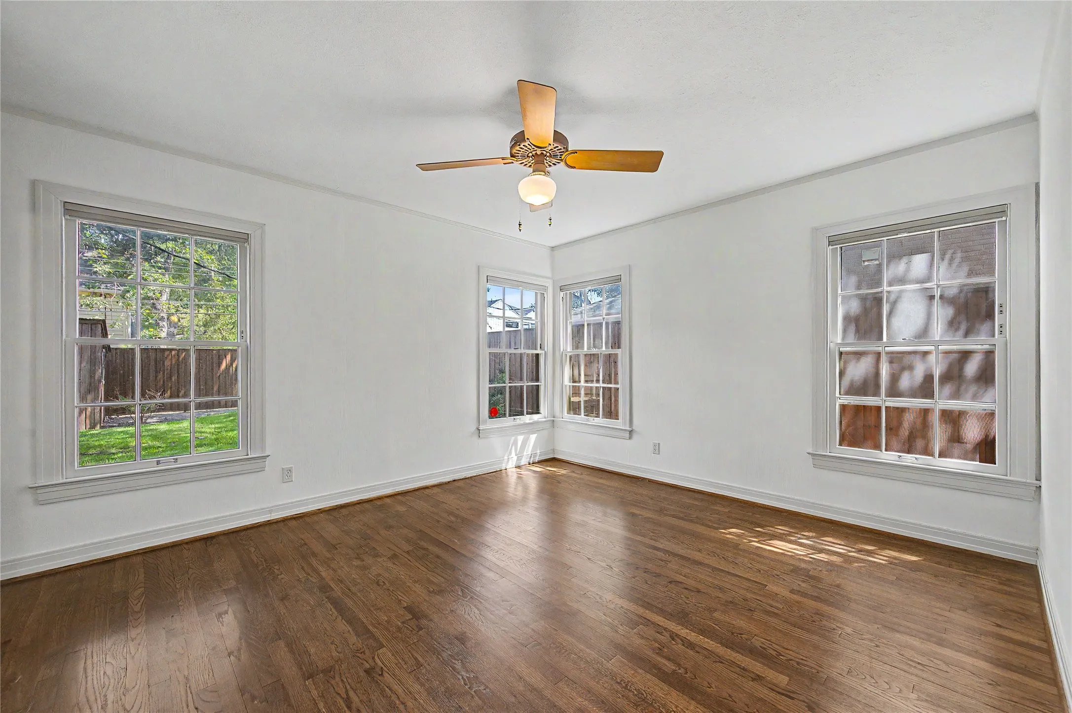 Single Family Residence For Rent in Dallas County , 6047 Martel Avenue, Dallas, Texas 75206, 2 Bedroom, 1 Bathroom, 1 Garage spaces, 1,100 Sqft, built in 1938, mls#21367025, Real Estate Agent in Dallas, Homes For Rent in Dallas county, Homes For Rent in Dallas, Realtor in Dallas Texas, Real Estate Brokerage Independent Realty Texas, Luminita Cordes Realtor