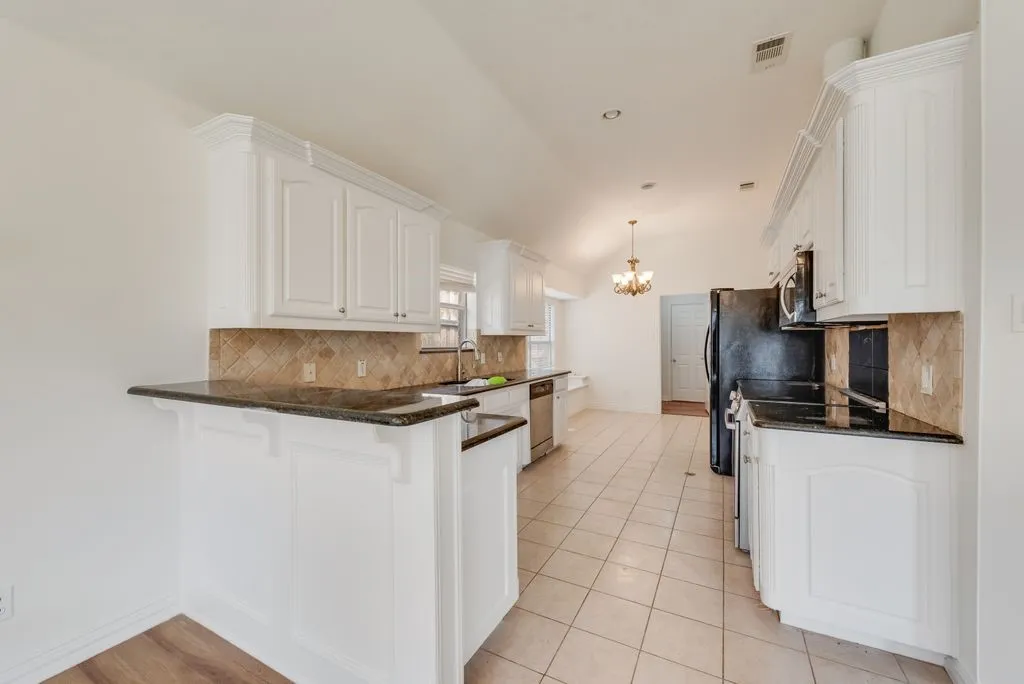 Single Family Residence For Sale in Tarrant County , 721 Herman Drive, Hurst, Texas 76054, 4 Bedroom, 2 Bathroom, 2 Garage spaces, 2,062 Sqft, built in 1996, mls#21367026, Real Estate Agent in Hurst, Homes For Sale in Tarrant county, Homes For Sale in Hurst, Realtor in Hurst Texas, Real Estate Brokerage Independent Realty Texas, Luminita Cordes Realtor