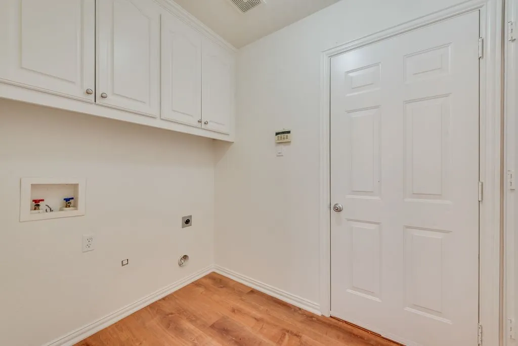 Single Family Residence For Sale in Tarrant County , 721 Herman Drive, Hurst, Texas 76054, 4 Bedroom, 2 Bathroom, 2 Garage spaces, 2,062 Sqft, built in 1996, mls#21367026, Real Estate Agent in Hurst, Homes For Sale in Tarrant county, Homes For Sale in Hurst, Realtor in Hurst Texas, Real Estate Brokerage Independent Realty Texas, Luminita Cordes Realtor