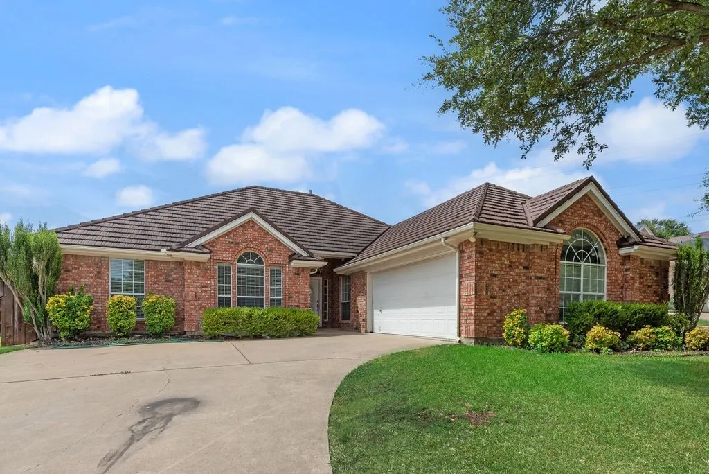 Single Family Residence For Sale in Tarrant County , 721 Herman Drive, Hurst, Texas 76054, 4 Bedroom, 2 Bathroom, 2 Garage spaces, 2,062 Sqft, built in 1996, mls#21367026, Real Estate Agent in Hurst, Homes For Sale in Tarrant county, Homes For Sale in Hurst, Realtor in Hurst Texas, Real Estate Brokerage Independent Realty Texas, Luminita Cordes Realtor