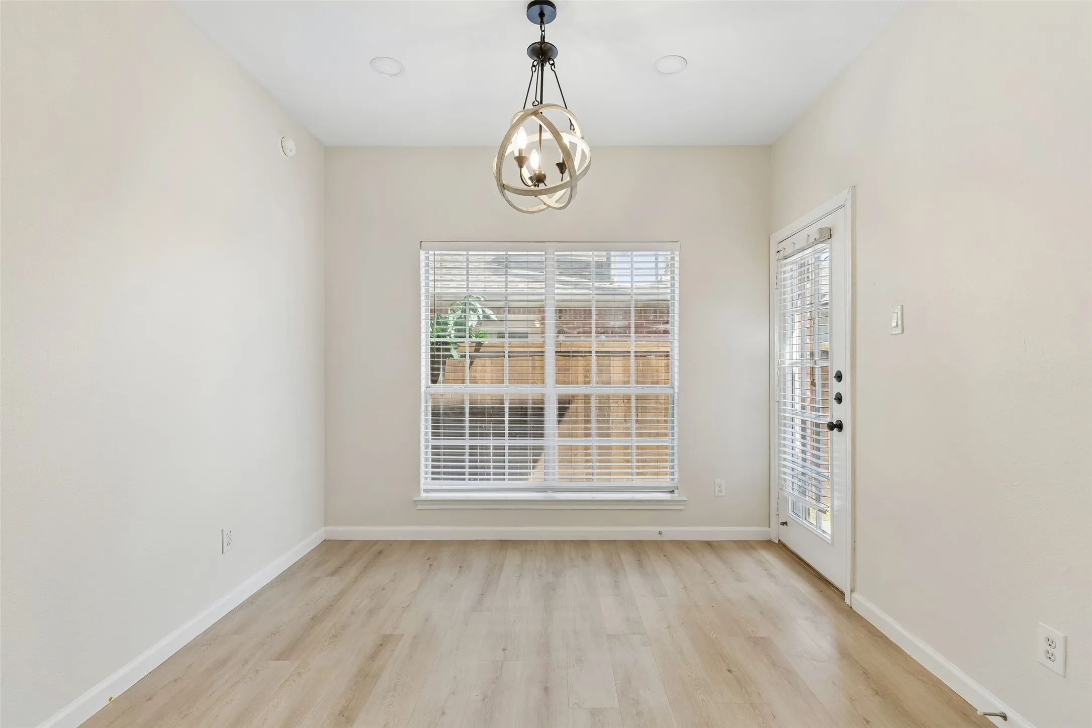 Duplex For Rent in Collin County , 8660 Hawthorne Street, Frisco, Texas 75034, 3 Bedroom, 3 Bathroom, 2 Garage spaces, 1,459 Sqft, built in 1998, Price $2,300, mls#21358893, Real Estate Agent in Frisco, Homes For Rent in Collin county, Homes For Rent in Frisco, Realtor in Frisco Texas, Real Estate Brokerage Independent Realty Texas, Luminita Cordes Realtor