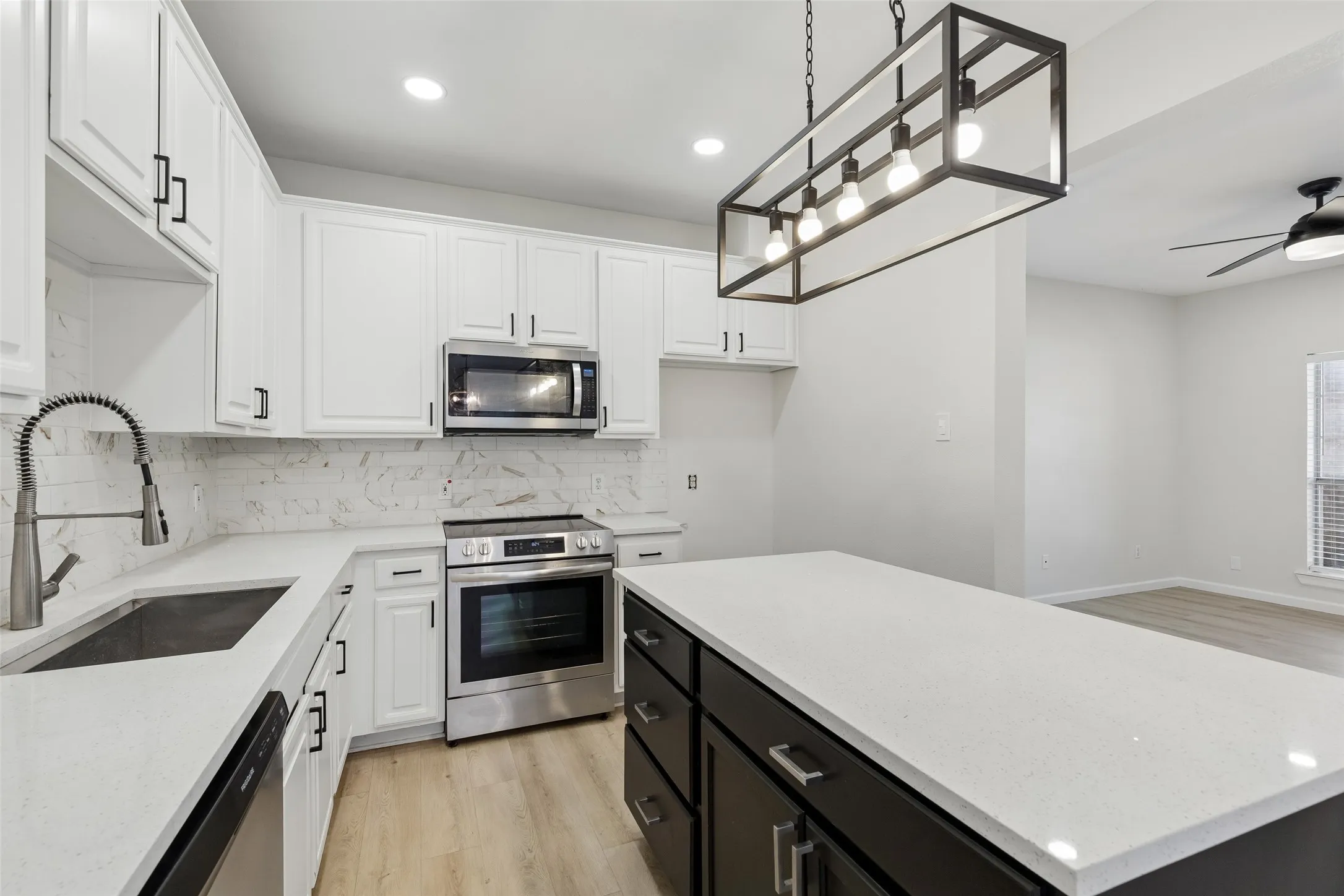Duplex For Rent in Collin County , 8660 Hawthorne Street, Frisco, Texas 75034, 3 Bedroom, 3 Bathroom, 2 Garage spaces, 1,459 Sqft, built in 1998, Price $2,300, mls#21358893, Real Estate Agent in Frisco, Homes For Rent in Collin county, Homes For Rent in Frisco, Realtor in Frisco Texas, Real Estate Brokerage Independent Realty Texas, Luminita Cordes Realtor