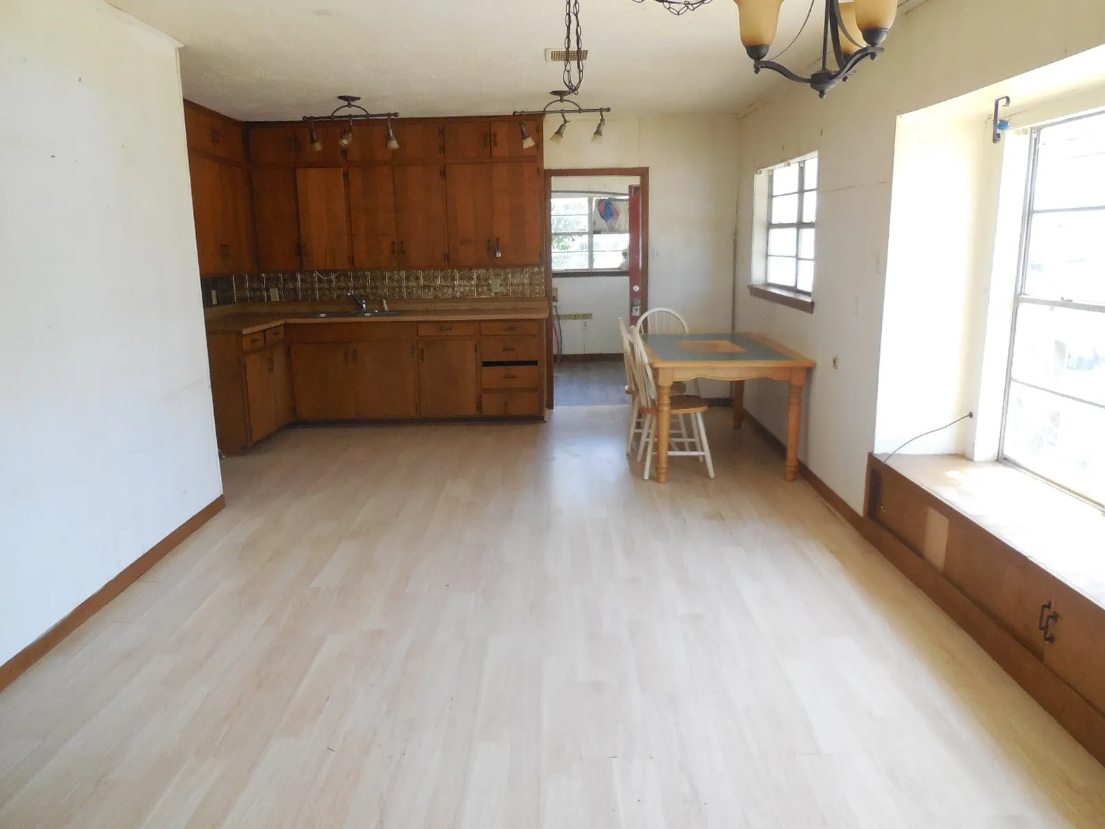 Single Family Residence For Sale in Eastland County , 502 Travis Street, Ranger, Texas 76470, 2 Bedroom, 1 Bathroom, 2 Garage spaces, 1,140 Sqft, built in 1938, Price $75,000, mls#21367035, Real Estate Agent in Ranger, Homes For Sale in Eastland county, Homes For Sale in Ranger, Realtor in Ranger Texas, Real Estate Brokerage Independent Realty Texas, Luminita Cordes Realtor