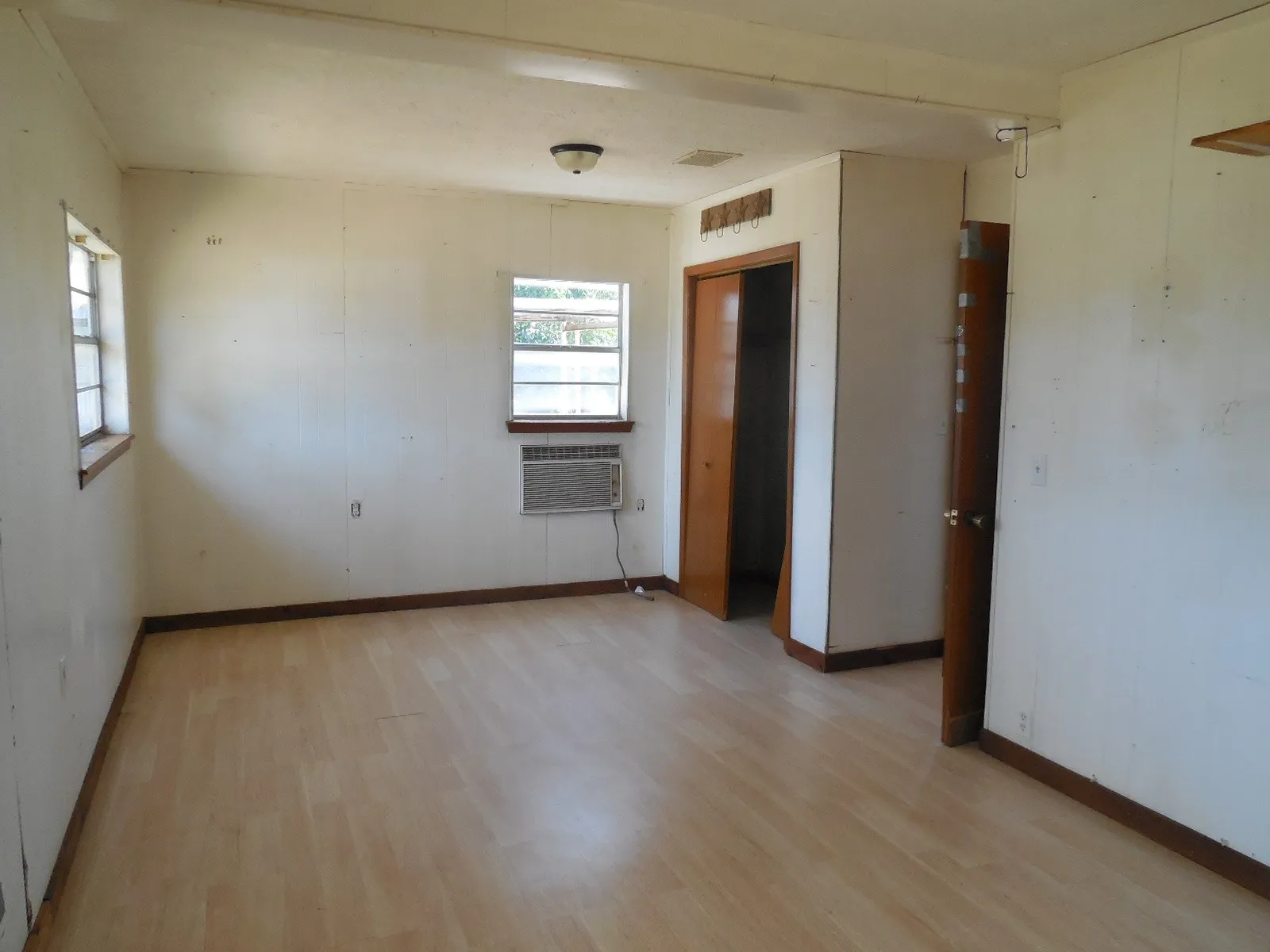 Single Family Residence For Sale in Eastland County , 502 Travis Street, Ranger, Texas 76470, 2 Bedroom, 1 Bathroom, 2 Garage spaces, 1,140 Sqft, built in 1938, Price $75,000, mls#21367035, Real Estate Agent in Ranger, Homes For Sale in Eastland county, Homes For Sale in Ranger, Realtor in Ranger Texas, Real Estate Brokerage Independent Realty Texas, Luminita Cordes Realtor