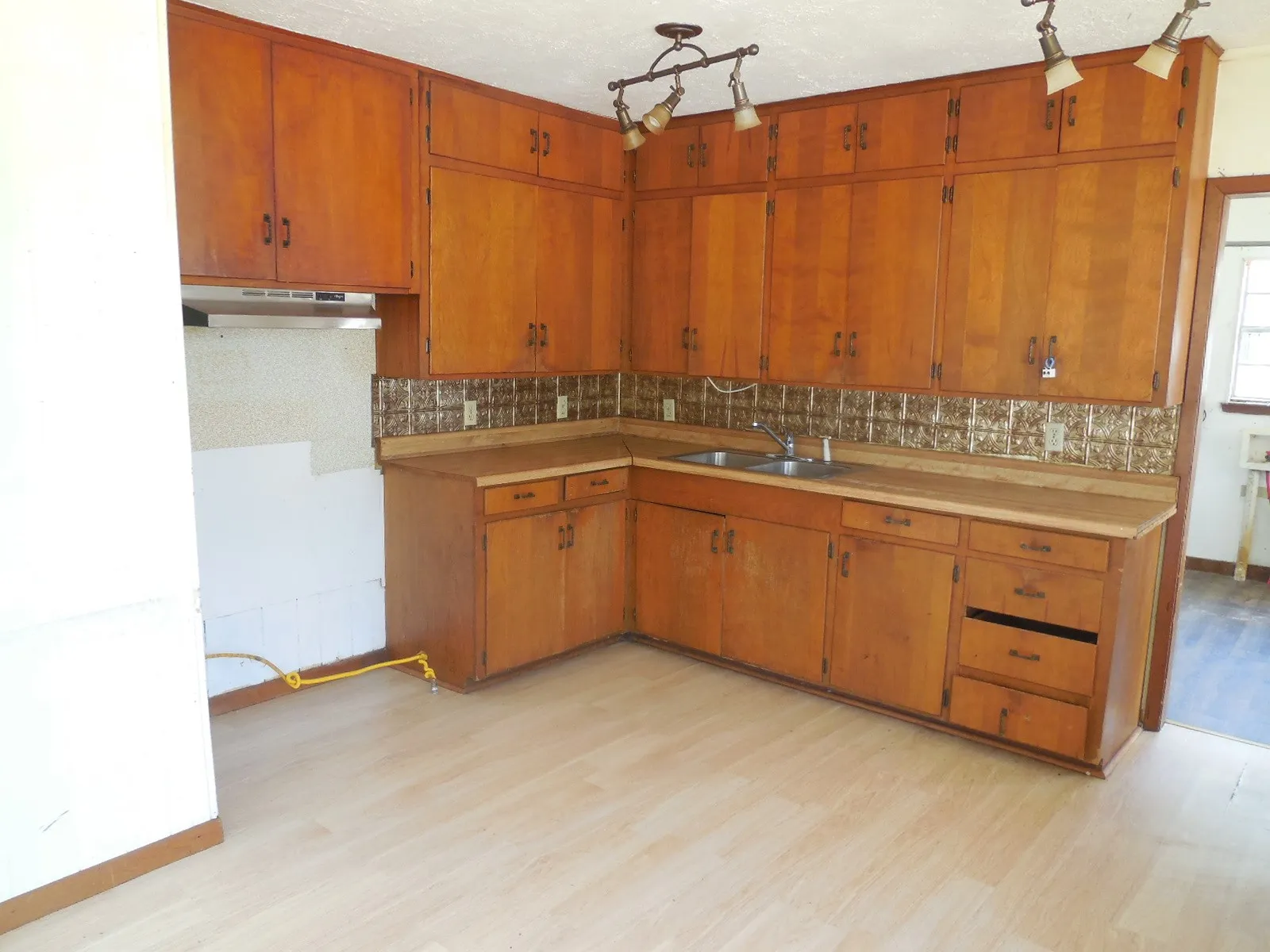Single Family Residence For Sale in Eastland County , 502 Travis Street, Ranger, Texas 76470, 2 Bedroom, 1 Bathroom, 2 Garage spaces, 1,140 Sqft, built in 1938, Price $75,000, mls#21367035, Real Estate Agent in Ranger, Homes For Sale in Eastland county, Homes For Sale in Ranger, Realtor in Ranger Texas, Real Estate Brokerage Independent Realty Texas, Luminita Cordes Realtor