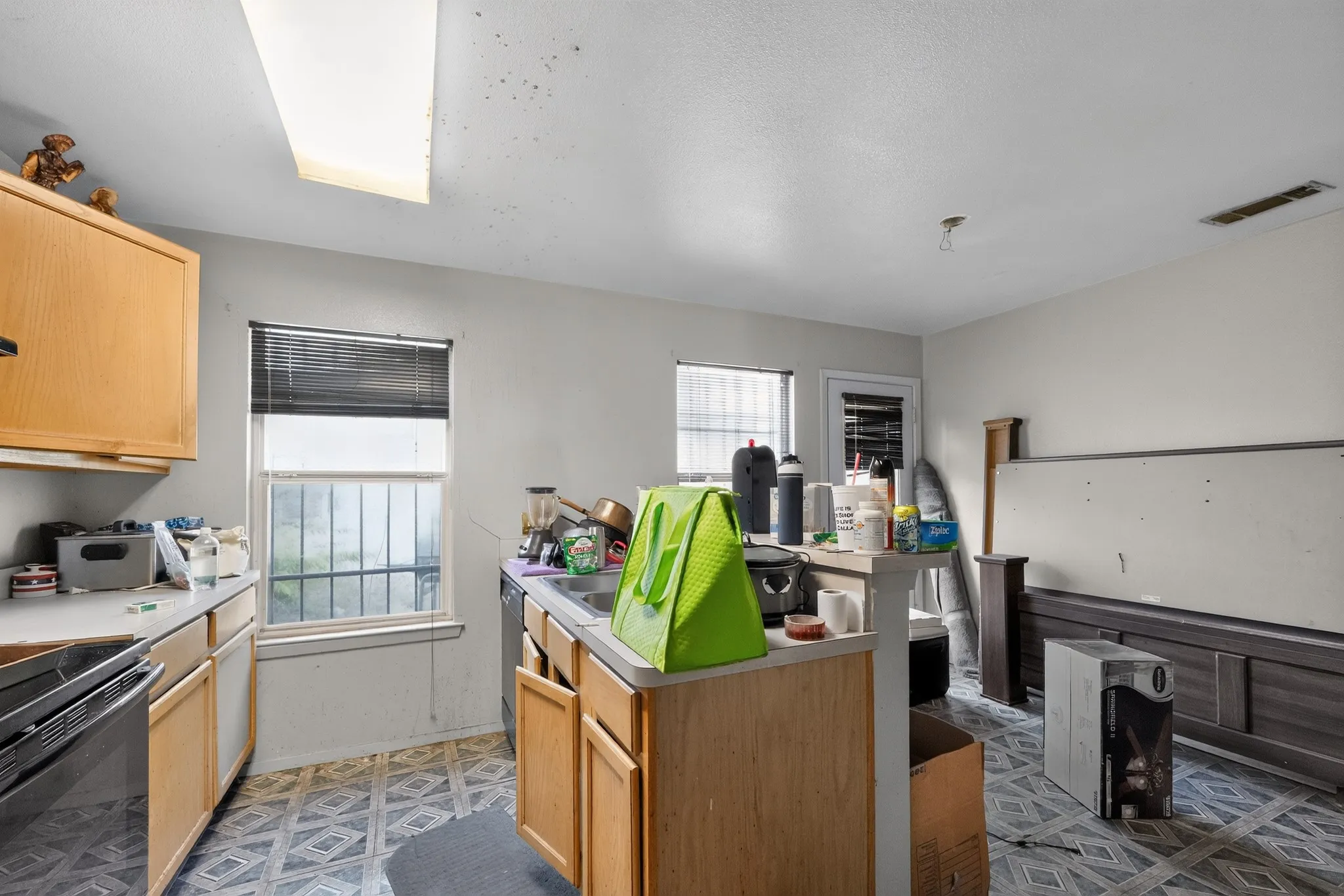 Single Family Residence For Sale in Tarrant County , 5532 Fernander Drive, Fort Worth, Texas 76107, 3 Bedroom, 2 Bathroom, 1 Garage spaces, 1,208 Sqft, built in 2002, mls#21365422, Real Estate Agent in Fort Worth, Homes For Sale in Tarrant county, Homes For Sale in Fort Worth, Realtor in Fort Worth Texas, Real Estate Brokerage Independent Realty Texas, Luminita Cordes Realtor