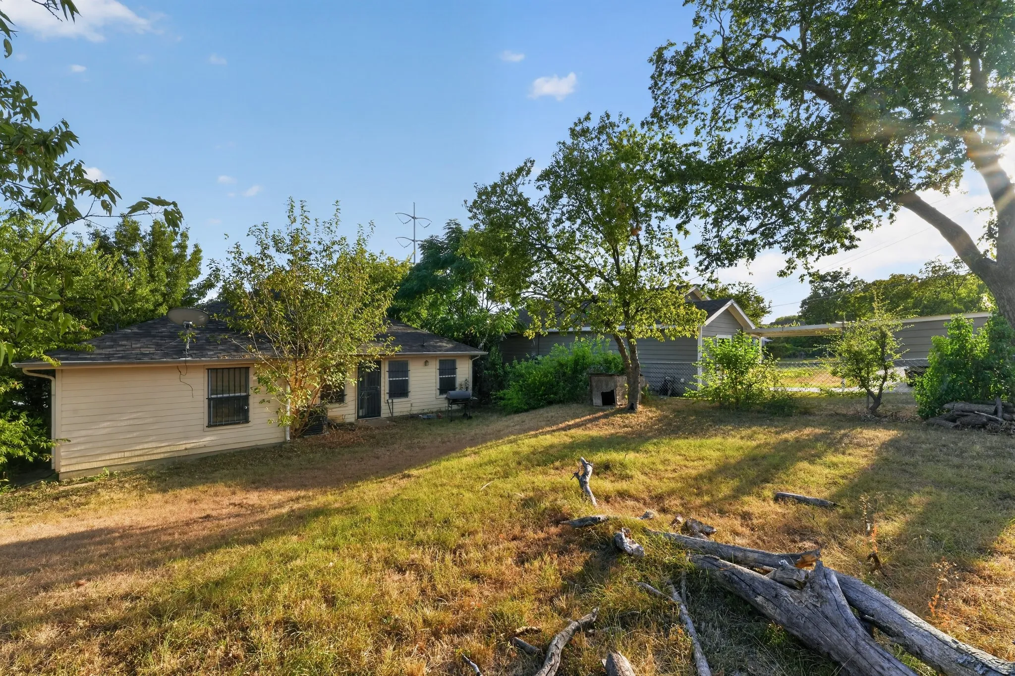 Single Family Residence For Sale in Tarrant County , 5532 Fernander Drive, Fort Worth, Texas 76107, 3 Bedroom, 2 Bathroom, 1 Garage spaces, 1,208 Sqft, built in 2002, mls#21365422, Real Estate Agent in Fort Worth, Homes For Sale in Tarrant county, Homes For Sale in Fort Worth, Realtor in Fort Worth Texas, Real Estate Brokerage Independent Realty Texas, Luminita Cordes Realtor