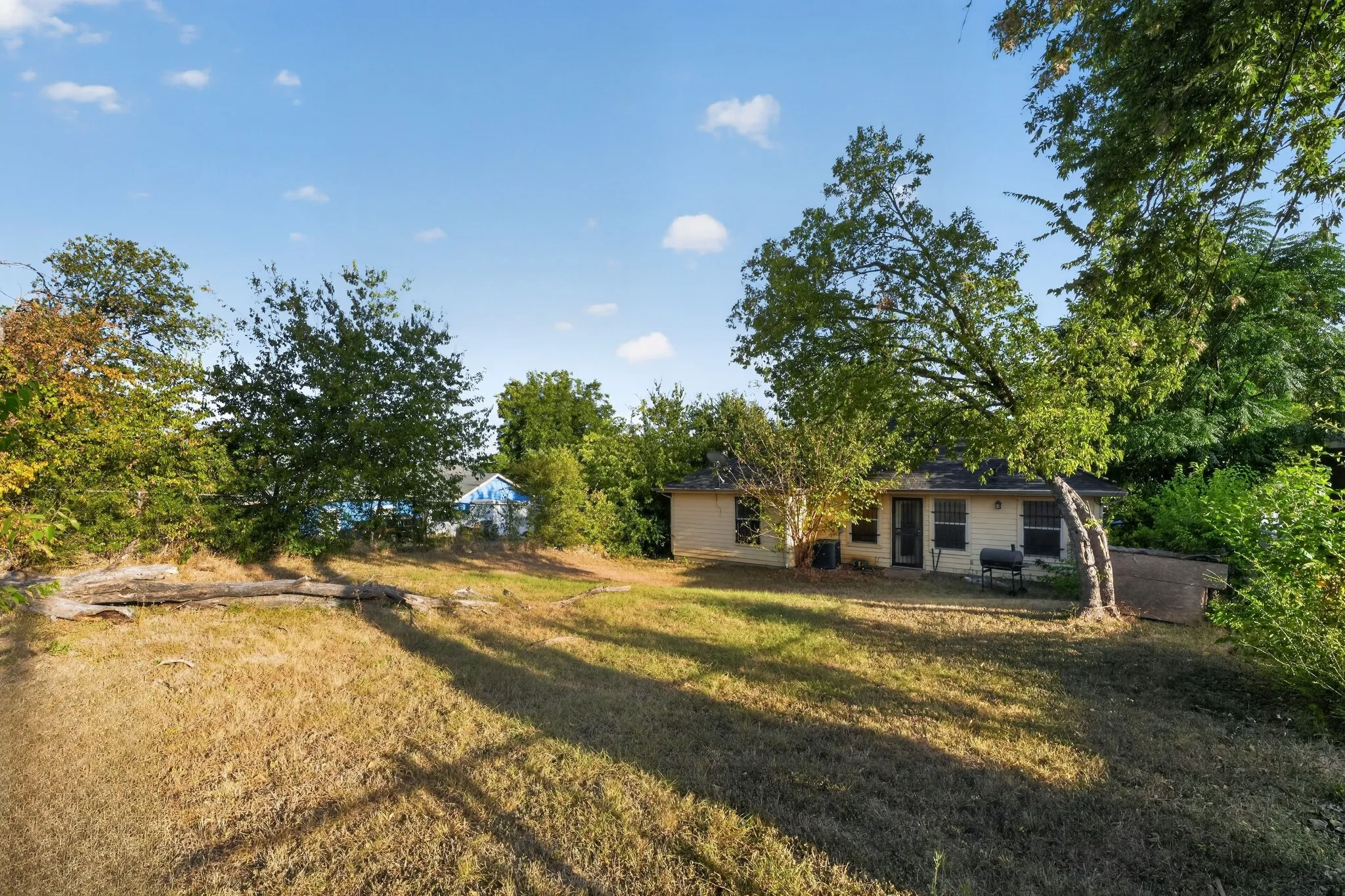 Single Family Residence For Sale in Tarrant County , 5532 Fernander Drive, Fort Worth, Texas 76107, 3 Bedroom, 2 Bathroom, 1 Garage spaces, 1,208 Sqft, built in 2002, mls#21365422, Real Estate Agent in Fort Worth, Homes For Sale in Tarrant county, Homes For Sale in Fort Worth, Realtor in Fort Worth Texas, Real Estate Brokerage Independent Realty Texas, Luminita Cordes Realtor